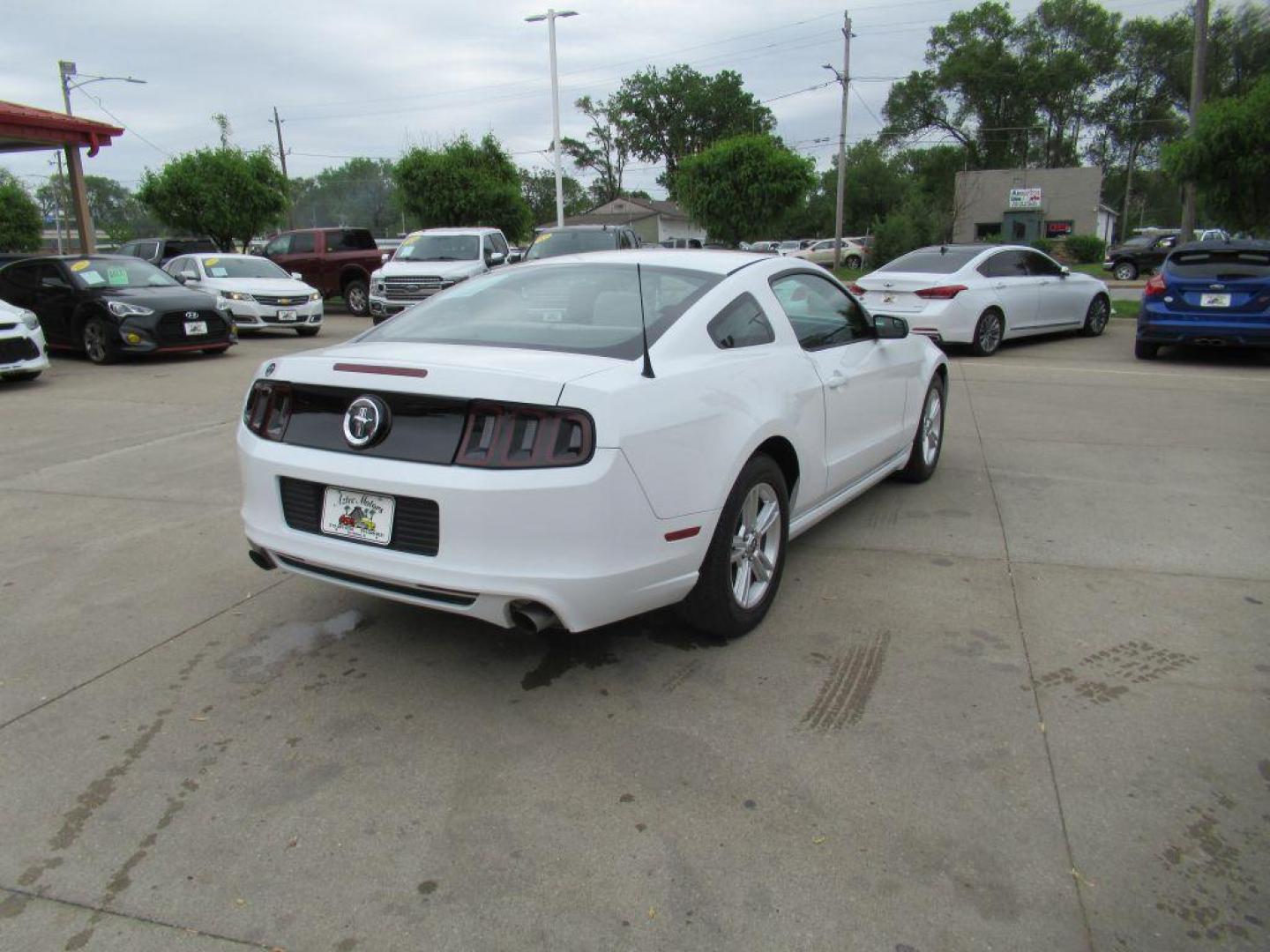 2014 WHITE FORD MUSTANG (1ZVBP8AM1E5) with an 3.7L engine, 6-Speed Manual transmission, located at 908 SE 14th Street, Des Moines, IA, 50317, (515) 281-0330, 41.580303, -93.597046 - Photo#4