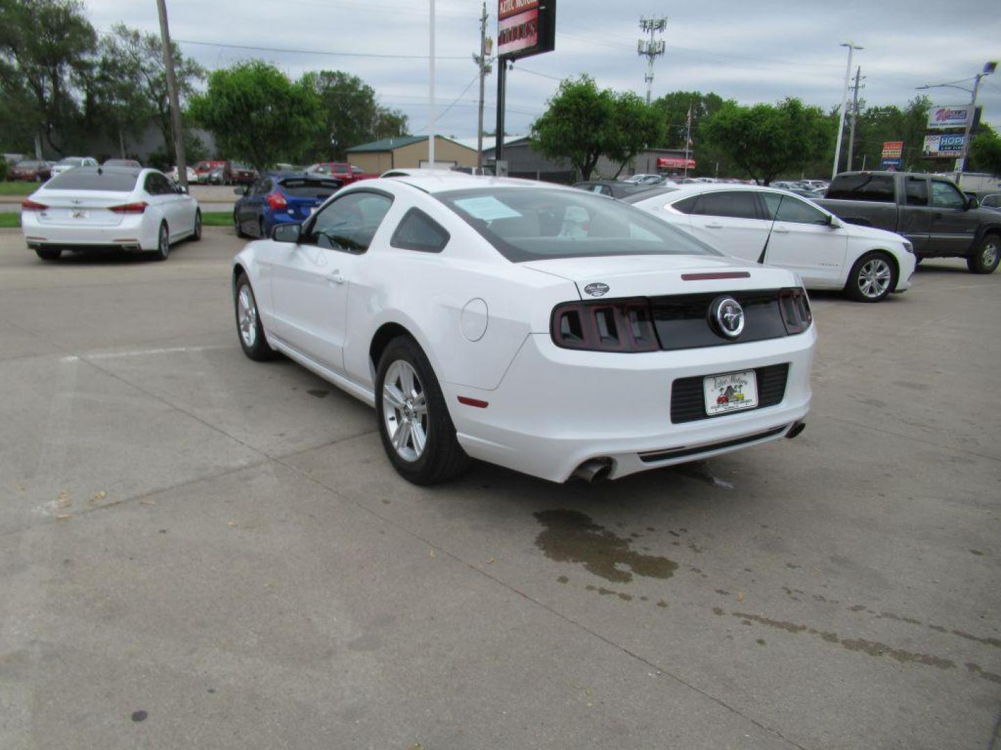 2014 WHITE FORD MUSTANG (1ZVBP8AM1E5) with an 3.7L engine, 6-Speed Manual transmission, located at 908 SE 14th Street, Des Moines, IA, 50317, (515) 281-0330, 41.580303, -93.597046 - Photo#6