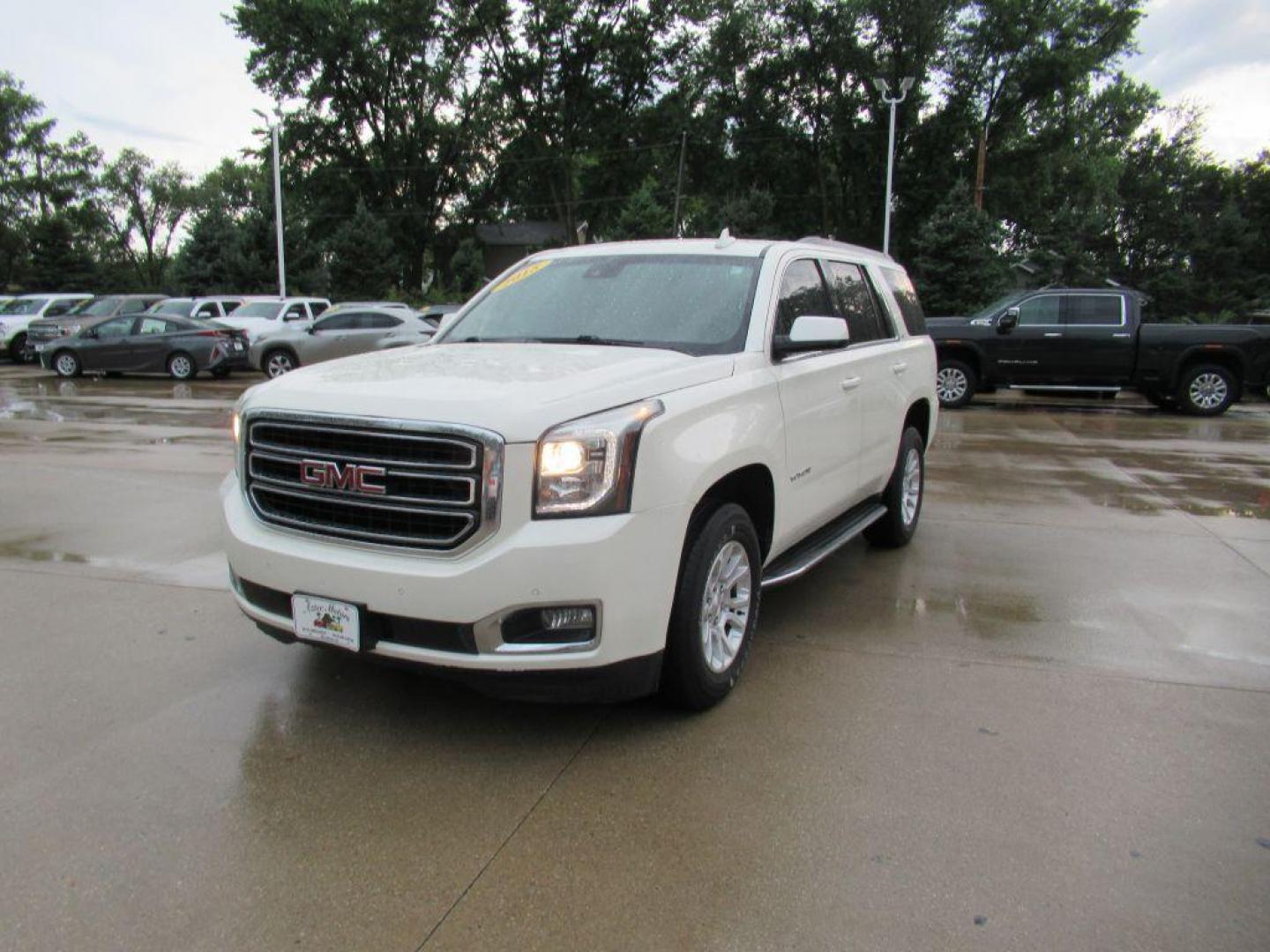 2015 WHITE GMC YUKON SLT (1GKS2BKC5FR) with an 5.3L engine, Automatic transmission, located at 908 SE 14th Street, Des Moines, IA, 50317, (515) 281-0330, 41.580303, -93.597046 - Photo#0