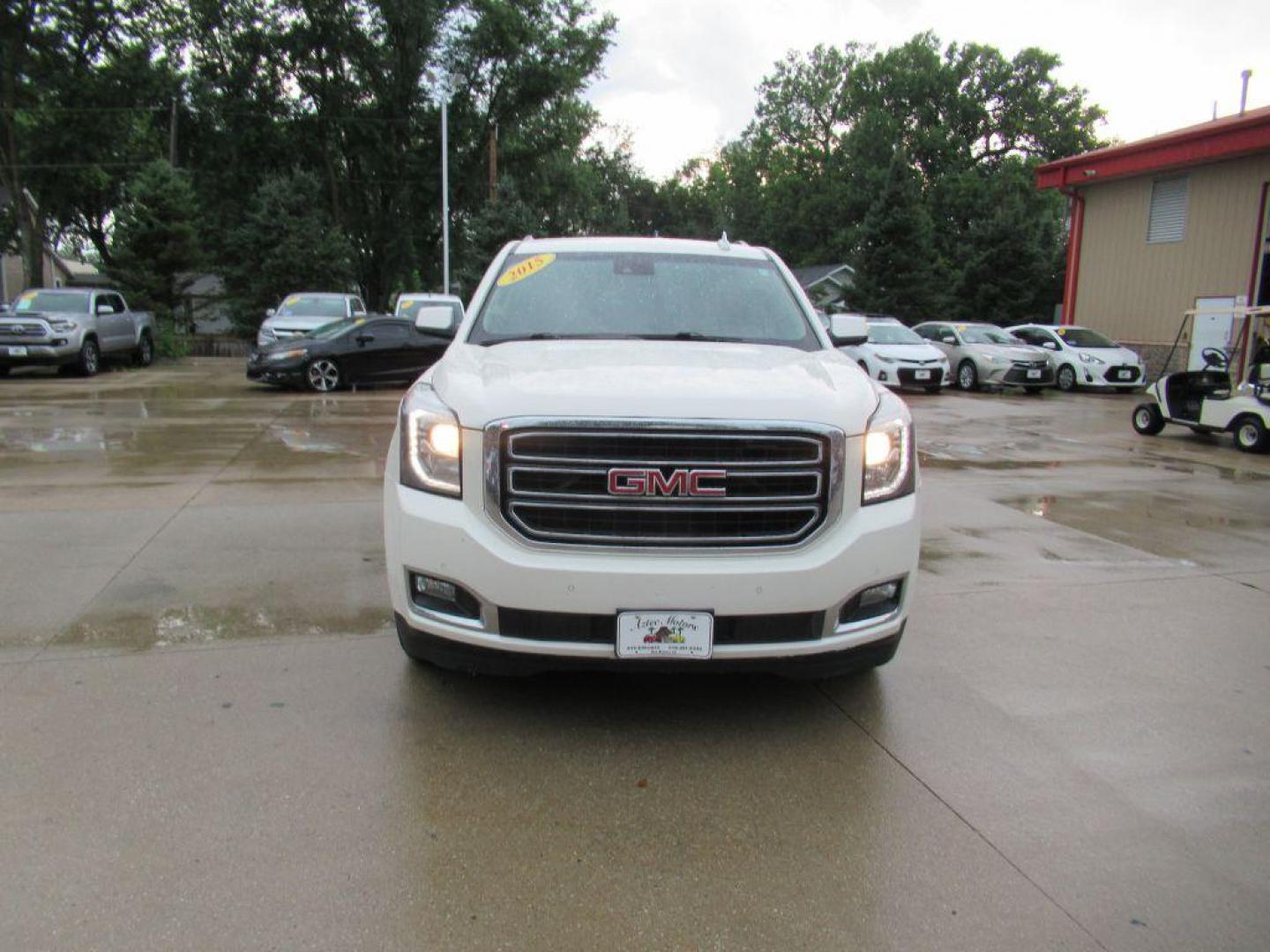 2015 WHITE GMC YUKON SLT (1GKS2BKC5FR) with an 5.3L engine, Automatic transmission, located at 908 SE 14th Street, Des Moines, IA, 50317, (515) 281-0330, 41.580303, -93.597046 - Photo#1