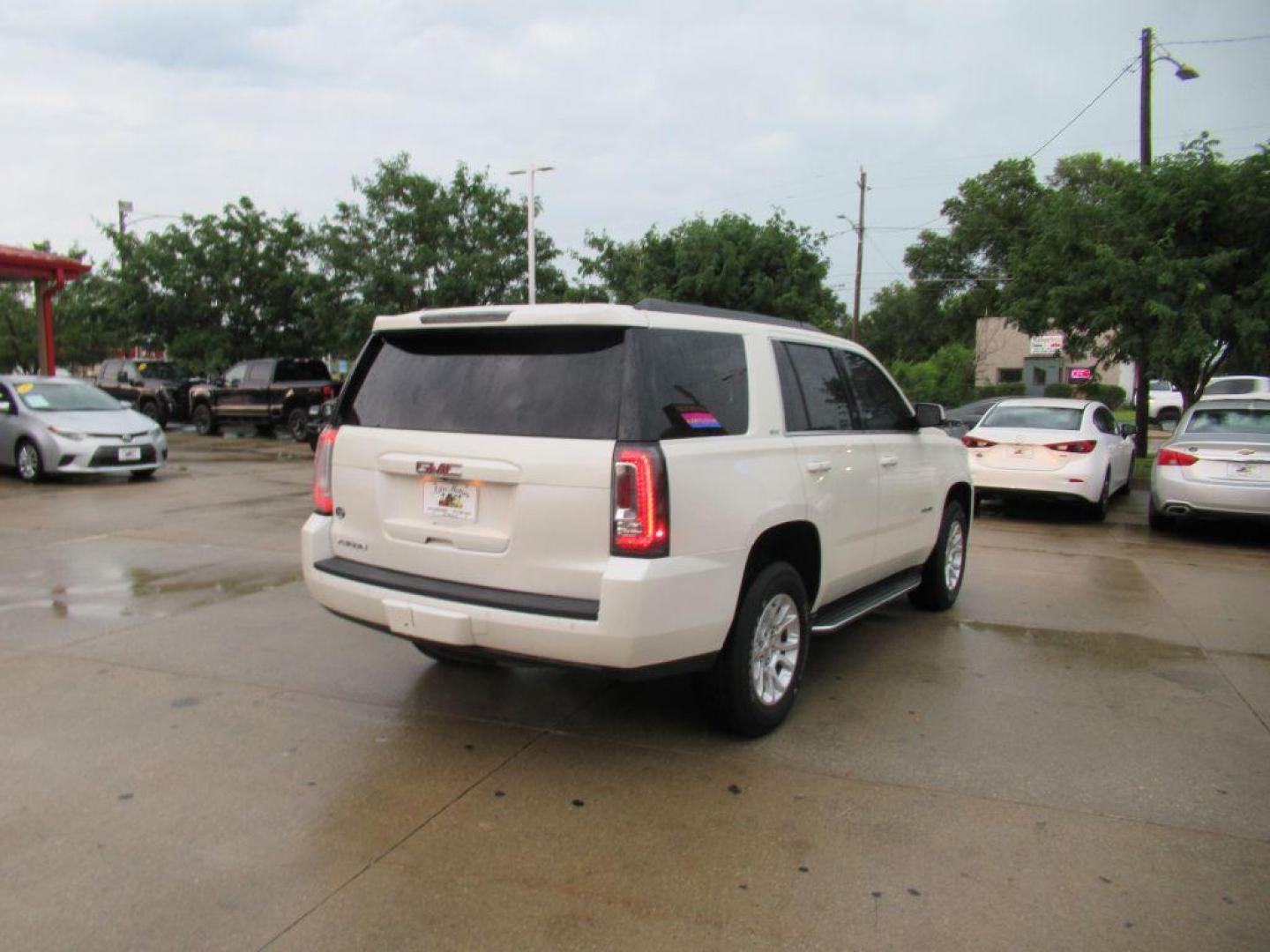 2015 WHITE GMC YUKON SLT (1GKS2BKC5FR) with an 5.3L engine, Automatic transmission, located at 908 SE 14th Street, Des Moines, IA, 50317, (515) 281-0330, 41.580303, -93.597046 - Photo#4