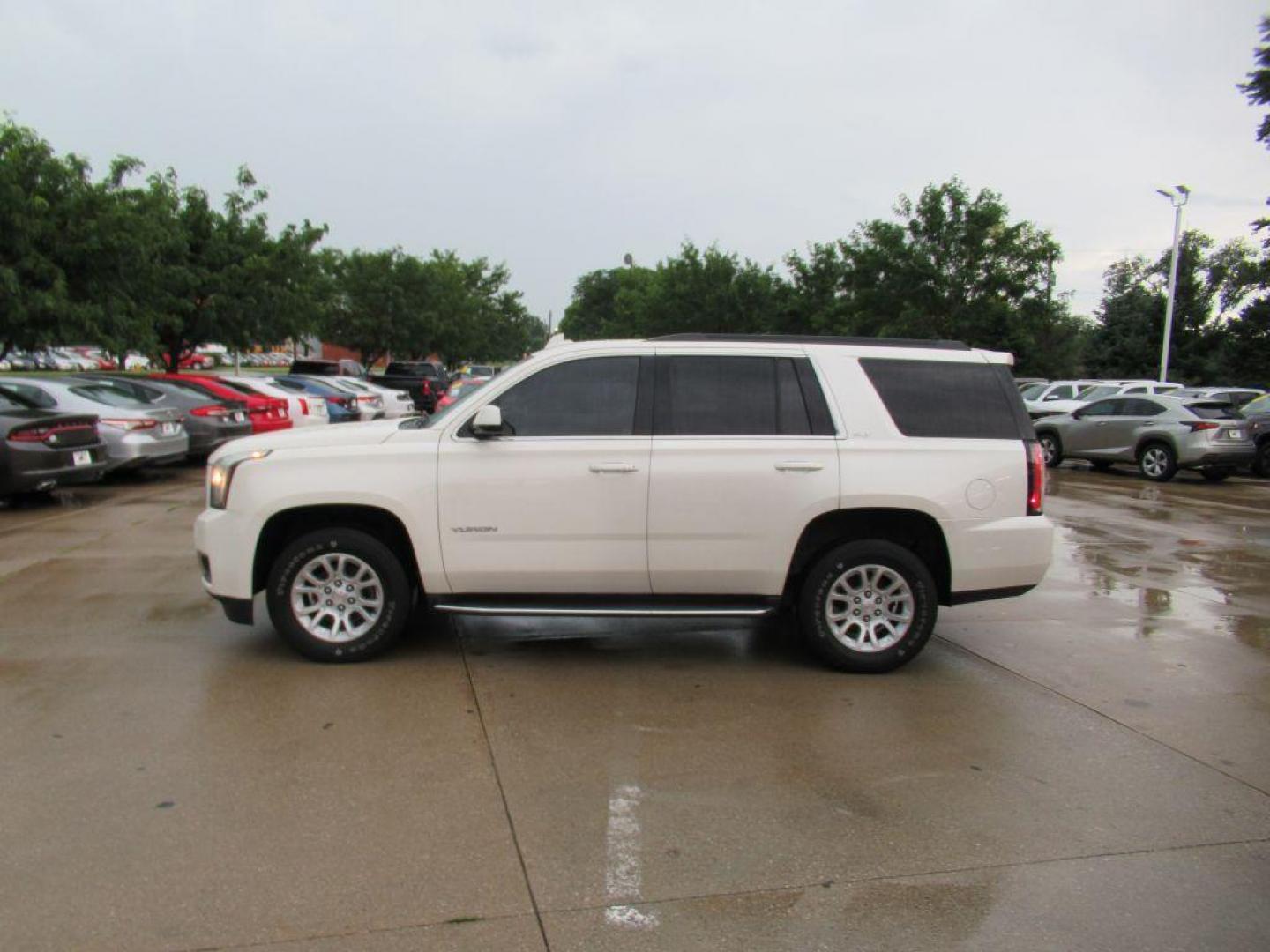 2015 WHITE GMC YUKON SLT (1GKS2BKC5FR) with an 5.3L engine, Automatic transmission, located at 908 SE 14th Street, Des Moines, IA, 50317, (515) 281-0330, 41.580303, -93.597046 - Photo#7