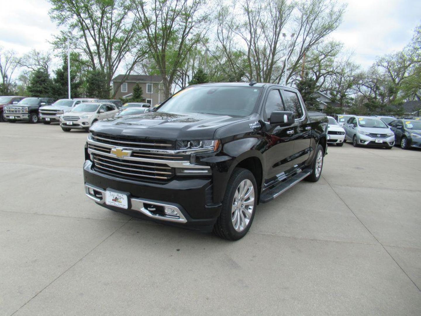 2019 BLACK CHEVROLET SILVERADO 1500 HIGH COUNTRY (1GCUYHEL9KZ) with an 6.2L engine, Automatic transmission, located at 908 SE 14th Street, Des Moines, IA, 50317, (515) 281-0330, 41.580303, -93.597046 - Photo#0