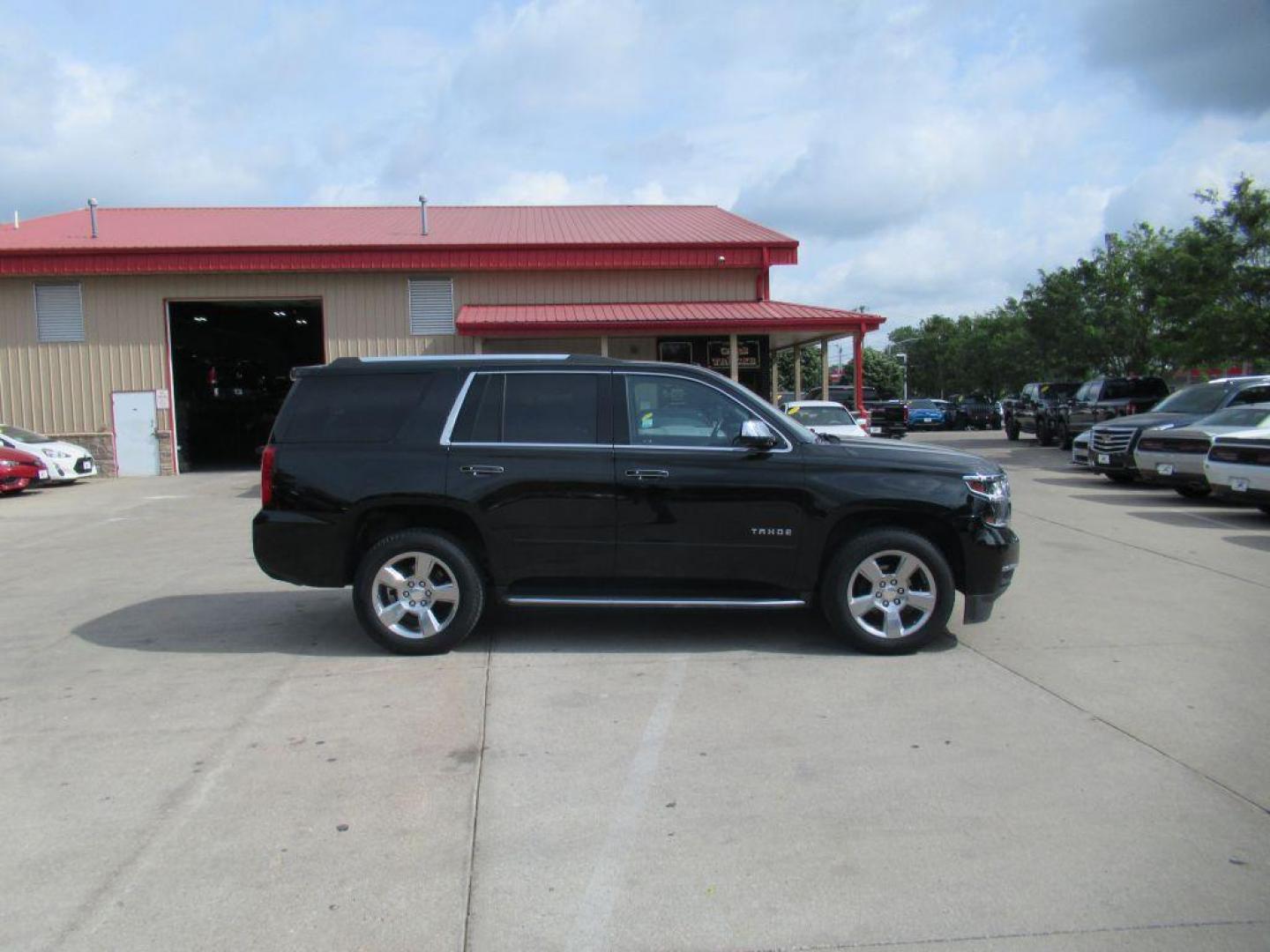 2020 BLACK CHEVROLET TAHOE 1500 PREMIER (1GNSKCKC8LR) with an 5.3L engine, Automatic transmission, located at 908 SE 14th Street, Des Moines, IA, 50317, (515) 281-0330, 41.580303, -93.597046 - Photo#3