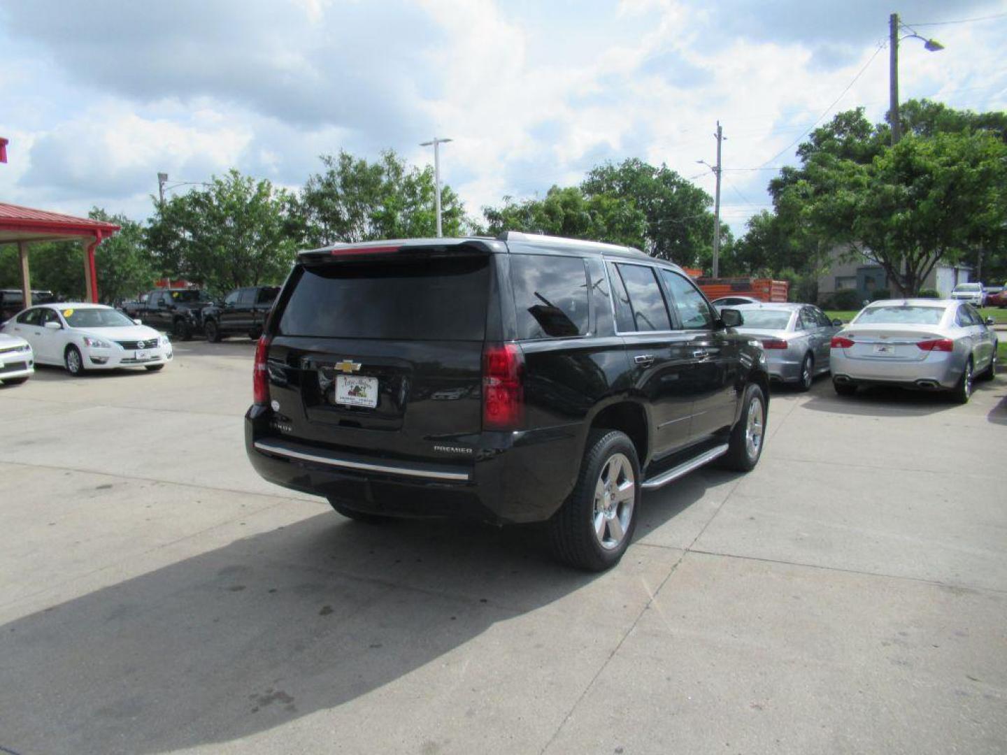 2020 BLACK CHEVROLET TAHOE 1500 PREMIER (1GNSKCKC8LR) with an 5.3L engine, Automatic transmission, located at 908 SE 14th Street, Des Moines, IA, 50317, (515) 281-0330, 41.580303, -93.597046 - Photo#4