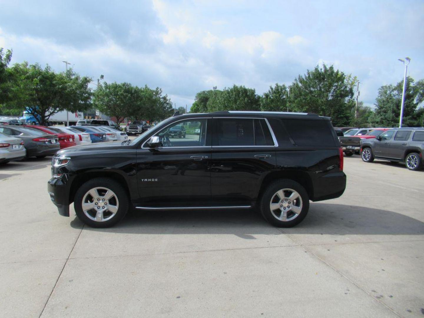 2020 BLACK CHEVROLET TAHOE 1500 PREMIER (1GNSKCKC8LR) with an 5.3L engine, Automatic transmission, located at 908 SE 14th Street, Des Moines, IA, 50317, (515) 281-0330, 41.580303, -93.597046 - Photo#7