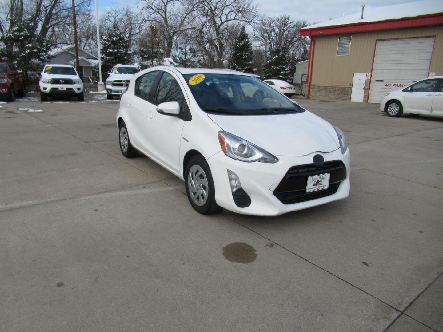 2016 WHITE TOYOTA PRIUS C (JTDKDTB38G1) with an 1.5L engine, Continuously Variable transmission, located at 908 SE 14th Street, Des Moines, IA, 50317, (515) 281-0330, 41.580303, -93.597046 - Photo#2