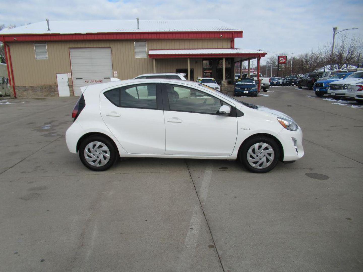 2016 WHITE TOYOTA PRIUS C (JTDKDTB38G1) with an 1.5L engine, Continuously Variable transmission, located at 908 SE 14th Street, Des Moines, IA, 50317, (515) 281-0330, 41.580303, -93.597046 - Photo#3