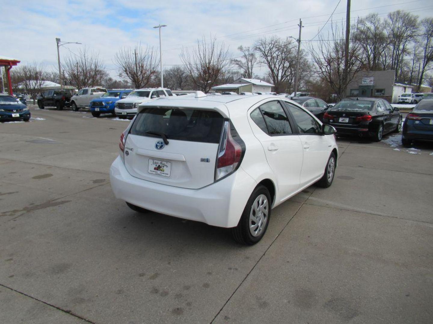 2016 WHITE TOYOTA PRIUS C (JTDKDTB38G1) with an 1.5L engine, Continuously Variable transmission, located at 908 SE 14th Street, Des Moines, IA, 50317, (515) 281-0330, 41.580303, -93.597046 - Photo#4