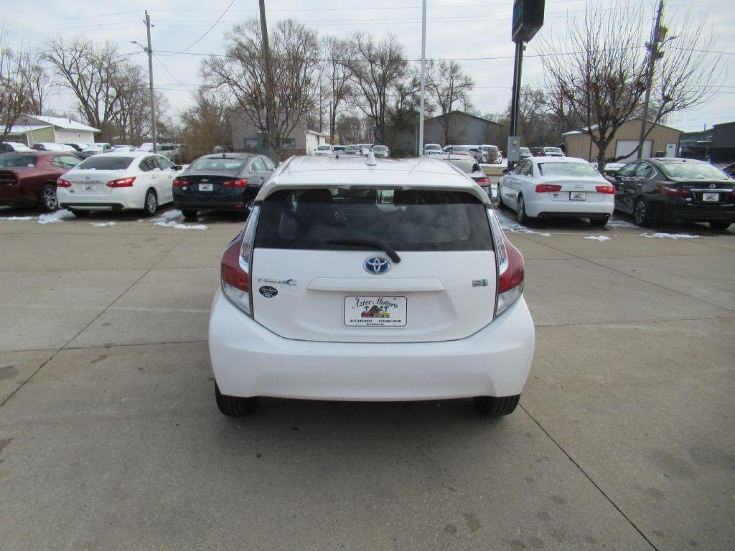 2016 WHITE TOYOTA PRIUS C (JTDKDTB38G1) with an 1.5L engine, Continuously Variable transmission, located at 908 SE 14th Street, Des Moines, IA, 50317, (515) 281-0330, 41.580303, -93.597046 - Photo#5