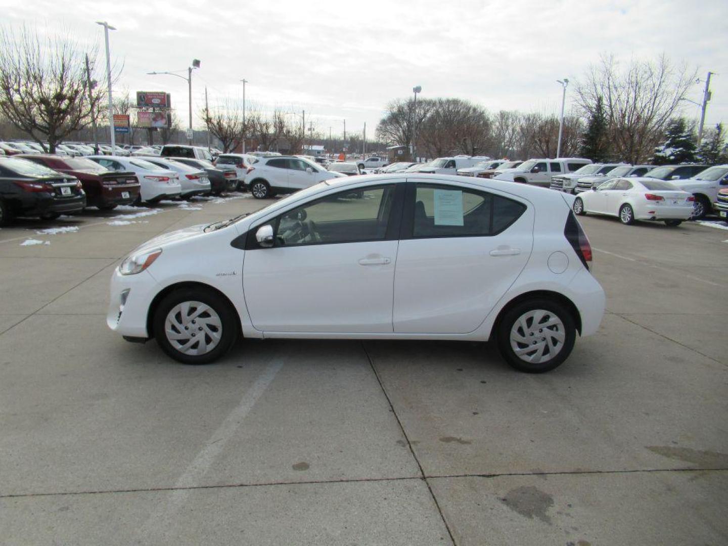 2016 WHITE TOYOTA PRIUS C (JTDKDTB38G1) with an 1.5L engine, Continuously Variable transmission, located at 908 SE 14th Street, Des Moines, IA, 50317, (515) 281-0330, 41.580303, -93.597046 - Photo#7