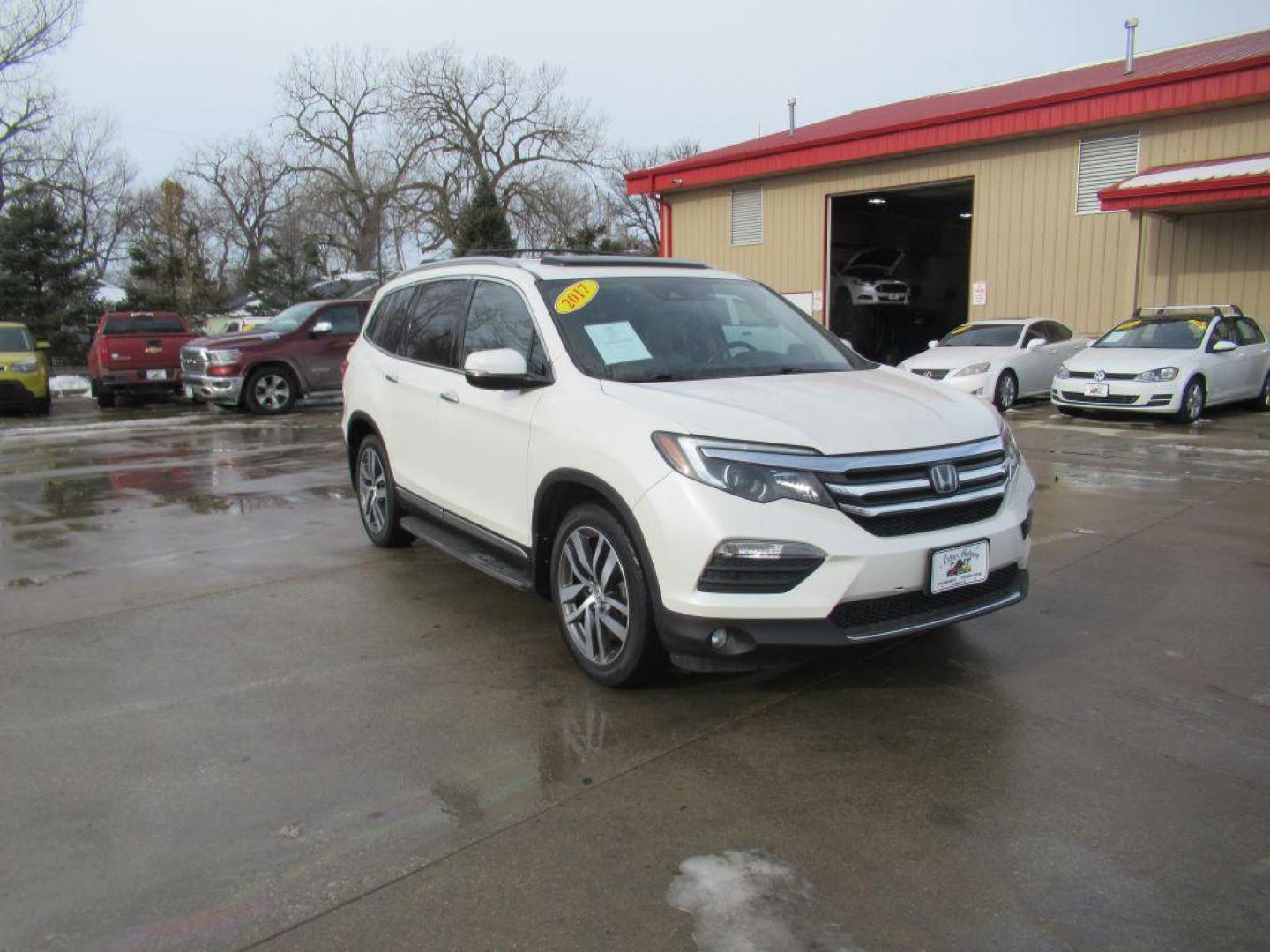 2017 WHITE HONDA PILOT ELITE (5FNYF6H05HB) with an 3.5L engine, Automatic transmission, located at 908 SE 14th Street, Des Moines, IA, 50317, (515) 281-0330, 41.580303, -93.597046 - Photo#2