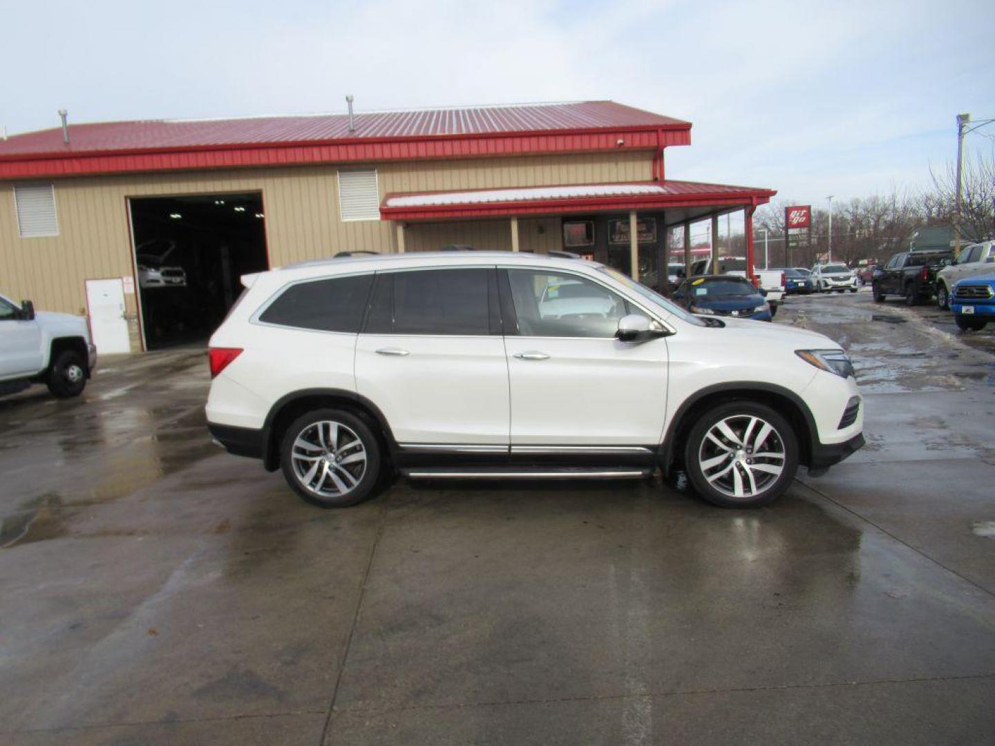 2017 WHITE HONDA PILOT ELITE (5FNYF6H05HB) with an 3.5L engine, Automatic transmission, located at 908 SE 14th Street, Des Moines, IA, 50317, (515) 281-0330, 41.580303, -93.597046 - Photo#3