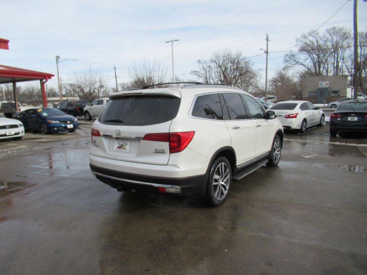 2017 WHITE HONDA PILOT ELITE (5FNYF6H05HB) with an 3.5L engine, Automatic transmission, located at 908 SE 14th Street, Des Moines, IA, 50317, (515) 281-0330, 41.580303, -93.597046 - Photo#4