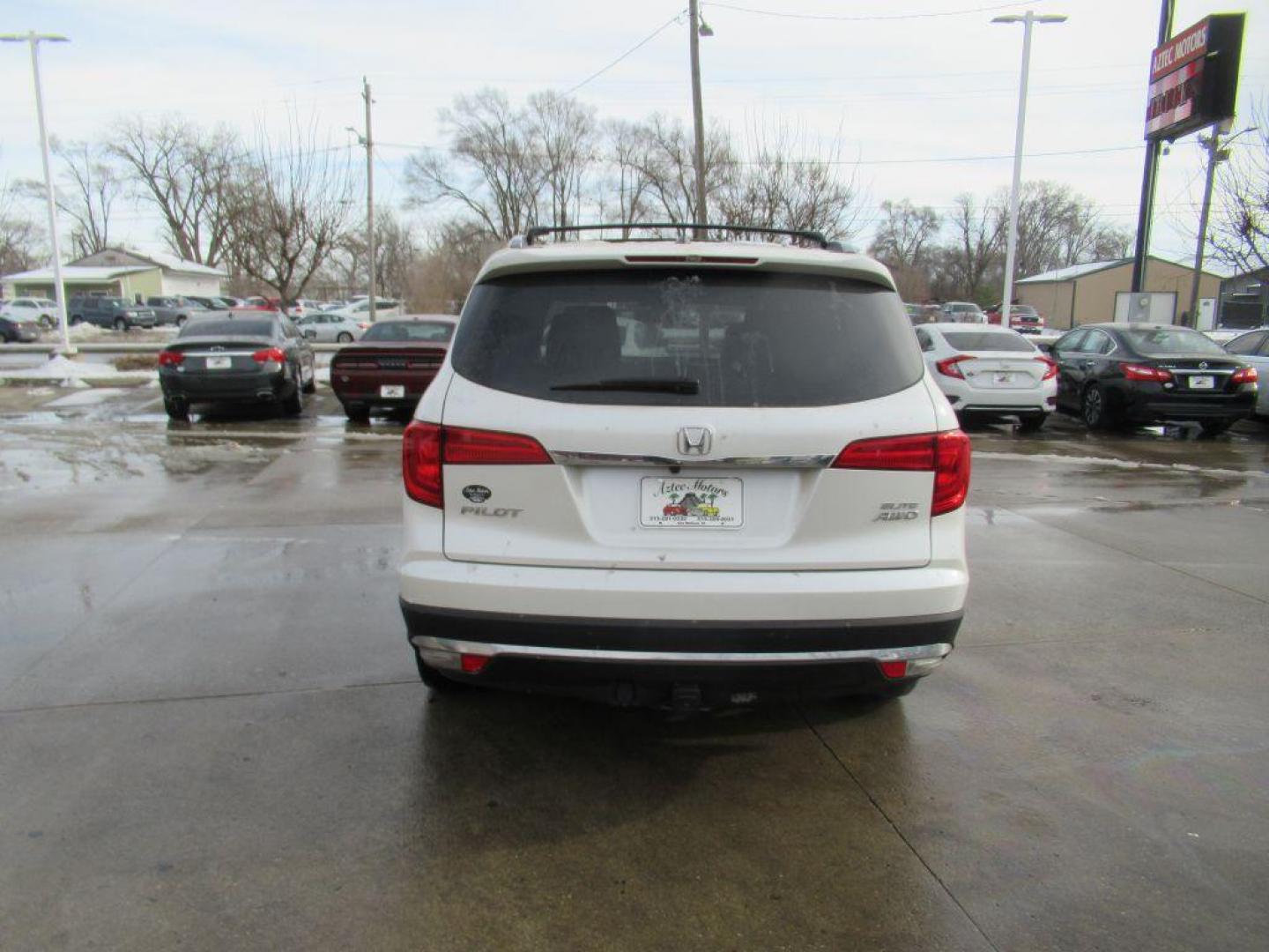 2017 WHITE HONDA PILOT ELITE (5FNYF6H05HB) with an 3.5L engine, Automatic transmission, located at 908 SE 14th Street, Des Moines, IA, 50317, (515) 281-0330, 41.580303, -93.597046 - Photo#5