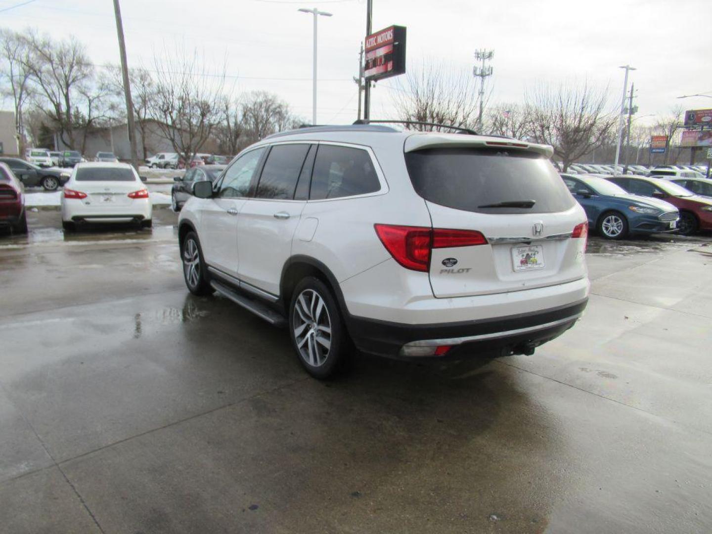 2017 WHITE HONDA PILOT ELITE (5FNYF6H05HB) with an 3.5L engine, Automatic transmission, located at 908 SE 14th Street, Des Moines, IA, 50317, (515) 281-0330, 41.580303, -93.597046 - Photo#6