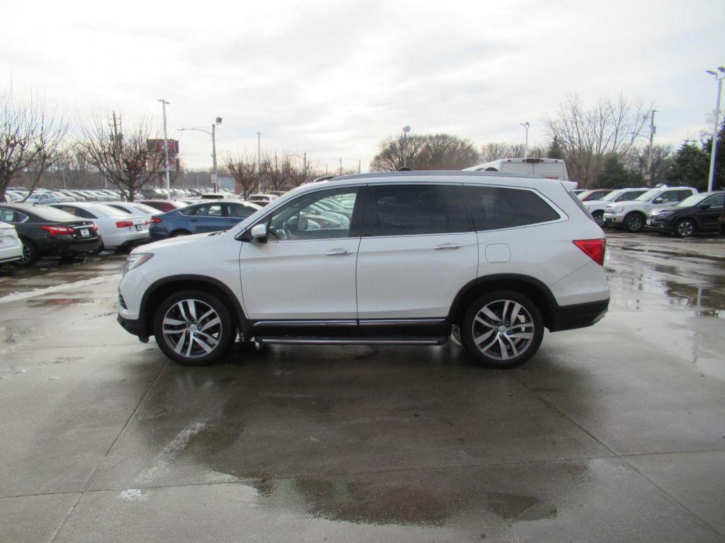 2017 WHITE HONDA PILOT ELITE (5FNYF6H05HB) with an 3.5L engine, Automatic transmission, located at 908 SE 14th Street, Des Moines, IA, 50317, (515) 281-0330, 41.580303, -93.597046 - Photo#7