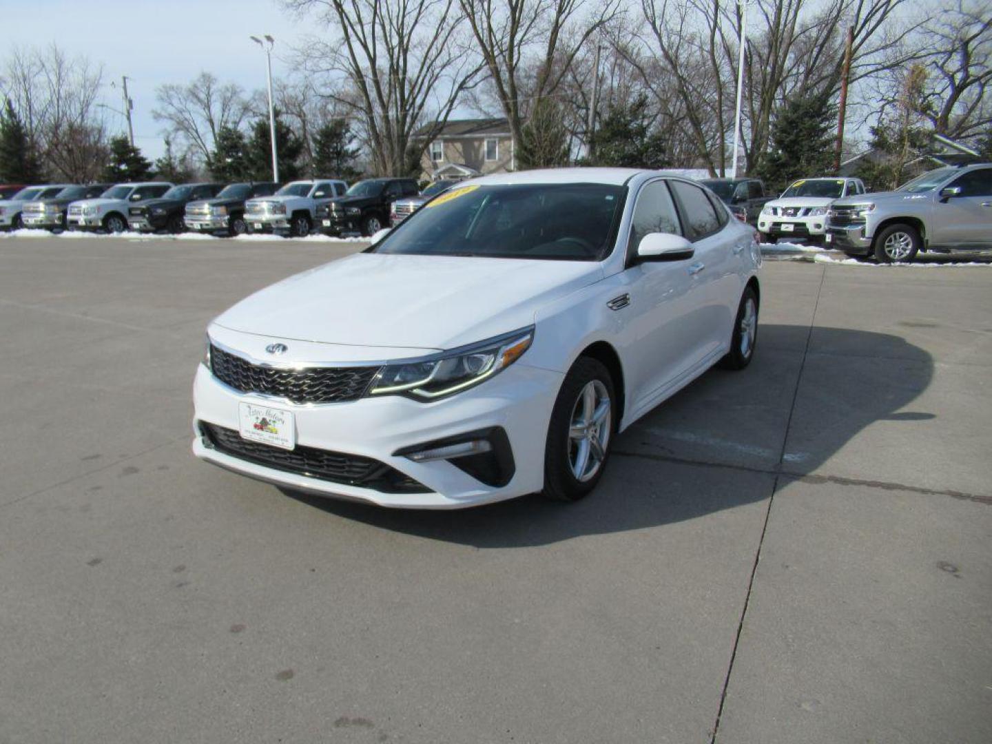 2019 WHITE KIA OPTIMA LX (5XXGT4L31KG) with an 2.4L engine, Automatic transmission, located at 908 SE 14th Street, Des Moines, IA, 50317, (515) 281-0330, 41.580303, -93.597046 - Photo#0