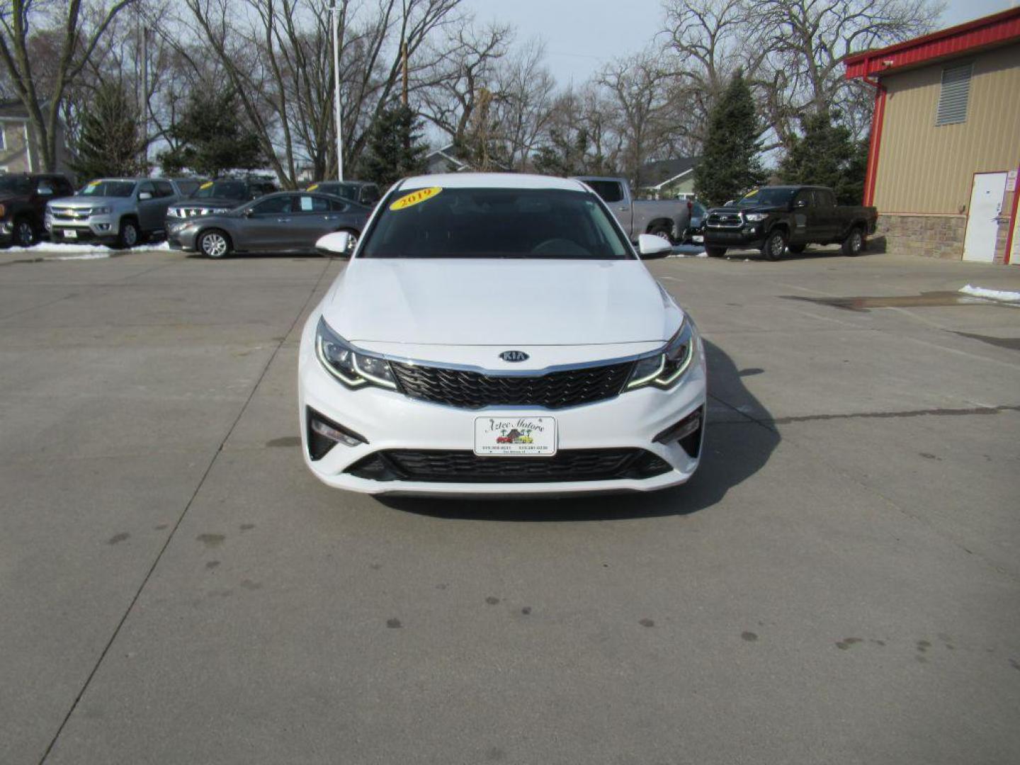 2019 WHITE KIA OPTIMA LX (5XXGT4L31KG) with an 2.4L engine, Automatic transmission, located at 908 SE 14th Street, Des Moines, IA, 50317, (515) 281-0330, 41.580303, -93.597046 - Photo#1