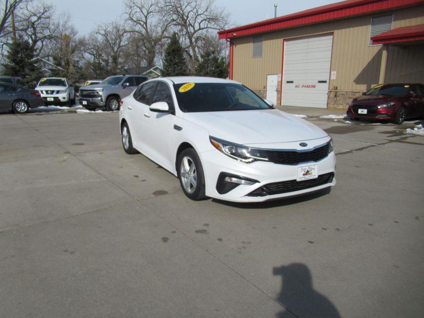 2019 WHITE KIA OPTIMA LX (5XXGT4L31KG) with an 2.4L engine, Automatic transmission, located at 908 SE 14th Street, Des Moines, IA, 50317, (515) 281-0330, 41.580303, -93.597046 - Photo#2