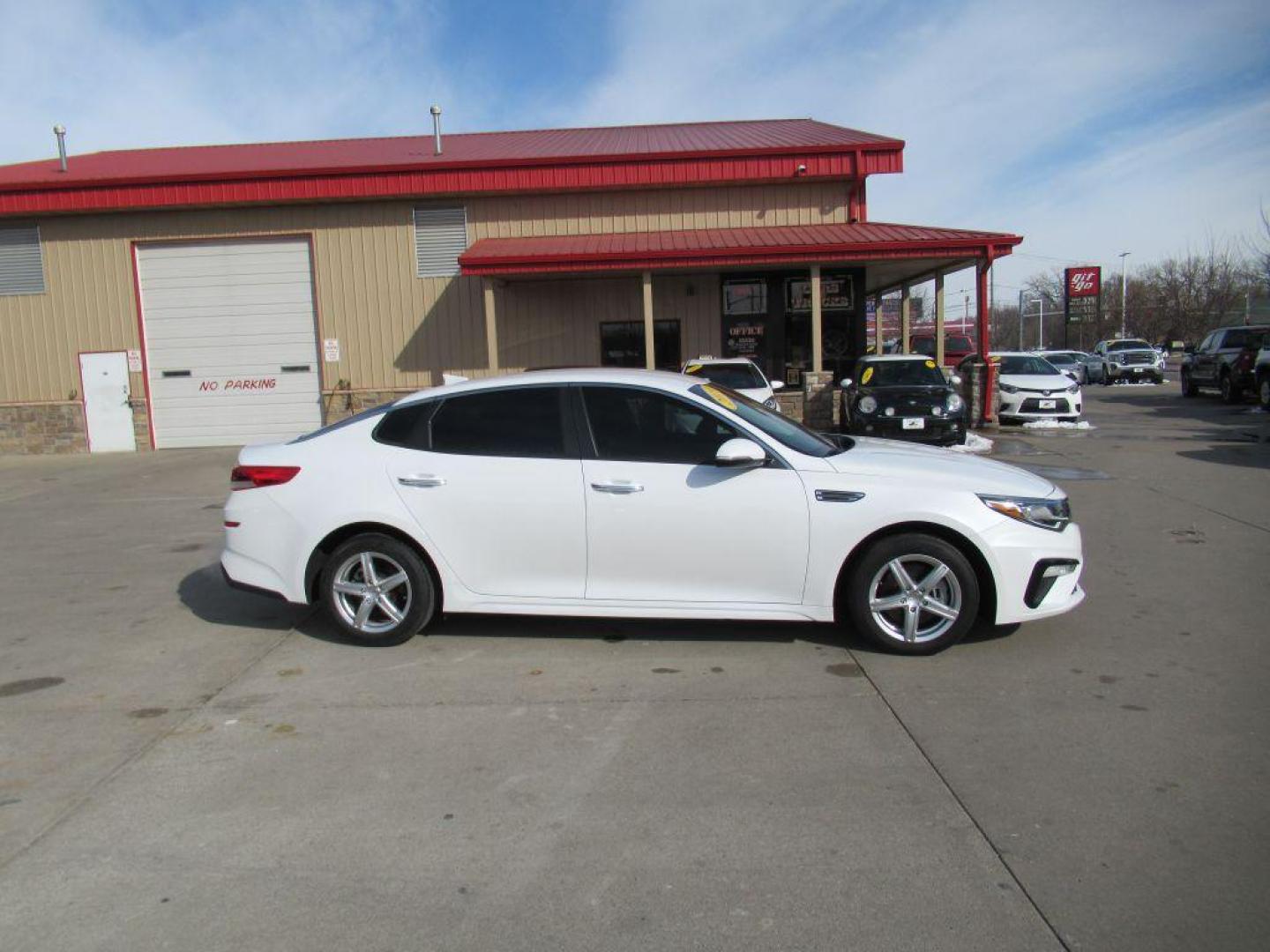 2019 WHITE KIA OPTIMA LX (5XXGT4L31KG) with an 2.4L engine, Automatic transmission, located at 908 SE 14th Street, Des Moines, IA, 50317, (515) 281-0330, 41.580303, -93.597046 - Photo#3