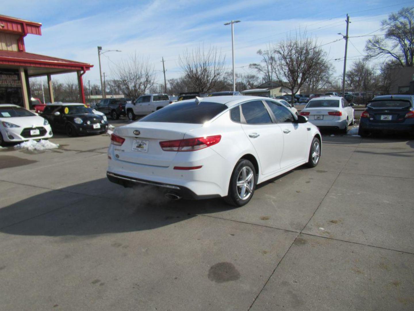 2019 WHITE KIA OPTIMA LX (5XXGT4L31KG) with an 2.4L engine, Automatic transmission, located at 908 SE 14th Street, Des Moines, IA, 50317, (515) 281-0330, 41.580303, -93.597046 - Photo#4