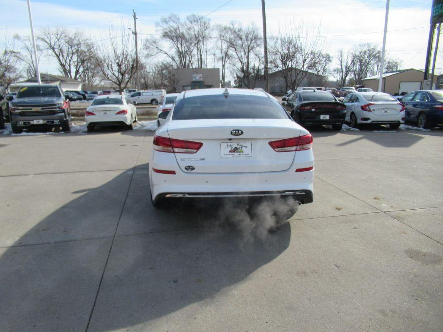 2019 WHITE KIA OPTIMA LX (5XXGT4L31KG) with an 2.4L engine, Automatic transmission, located at 908 SE 14th Street, Des Moines, IA, 50317, (515) 281-0330, 41.580303, -93.597046 - Photo#5