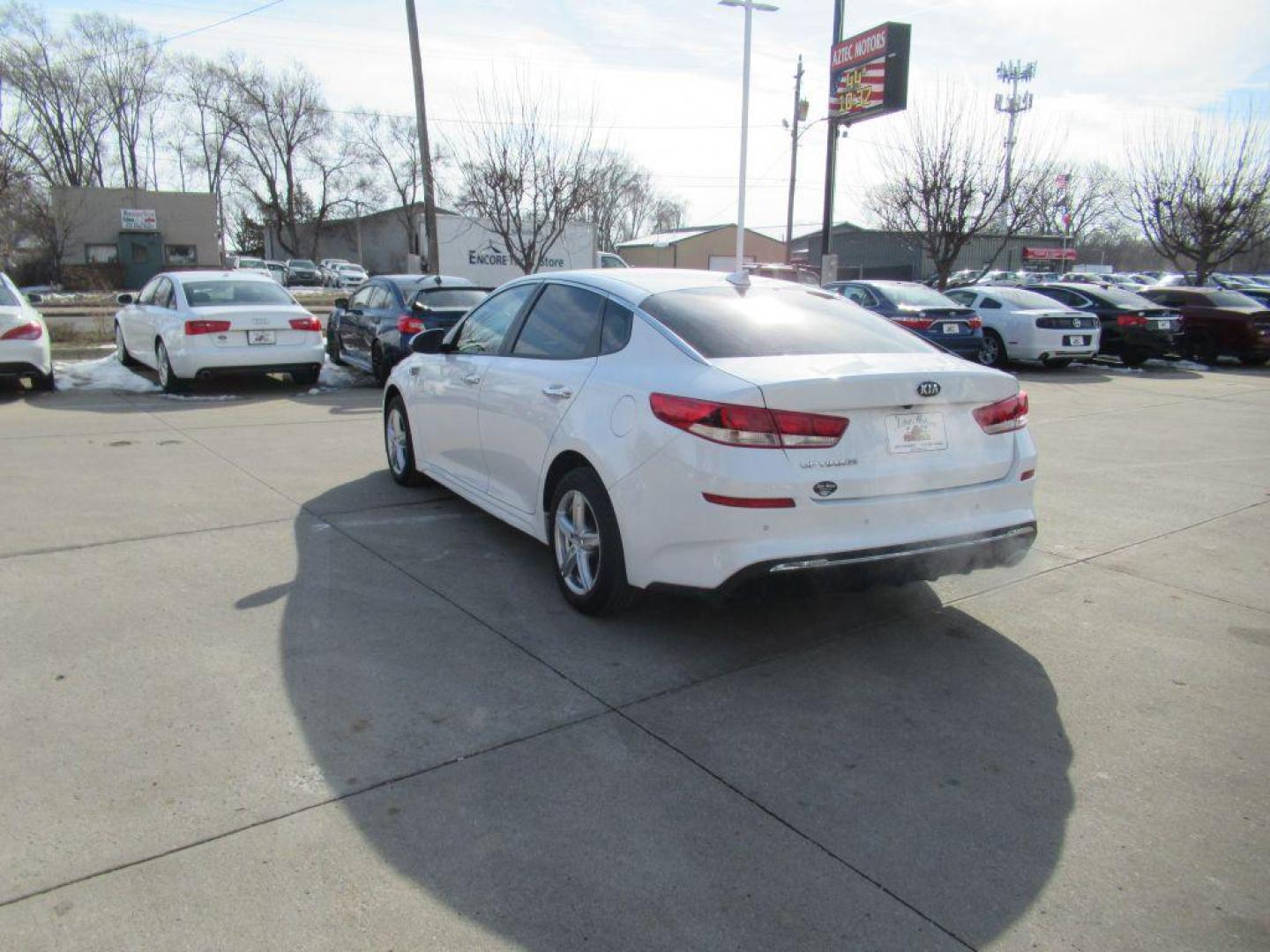 2019 WHITE KIA OPTIMA LX (5XXGT4L31KG) with an 2.4L engine, Automatic transmission, located at 908 SE 14th Street, Des Moines, IA, 50317, (515) 281-0330, 41.580303, -93.597046 - Photo#6