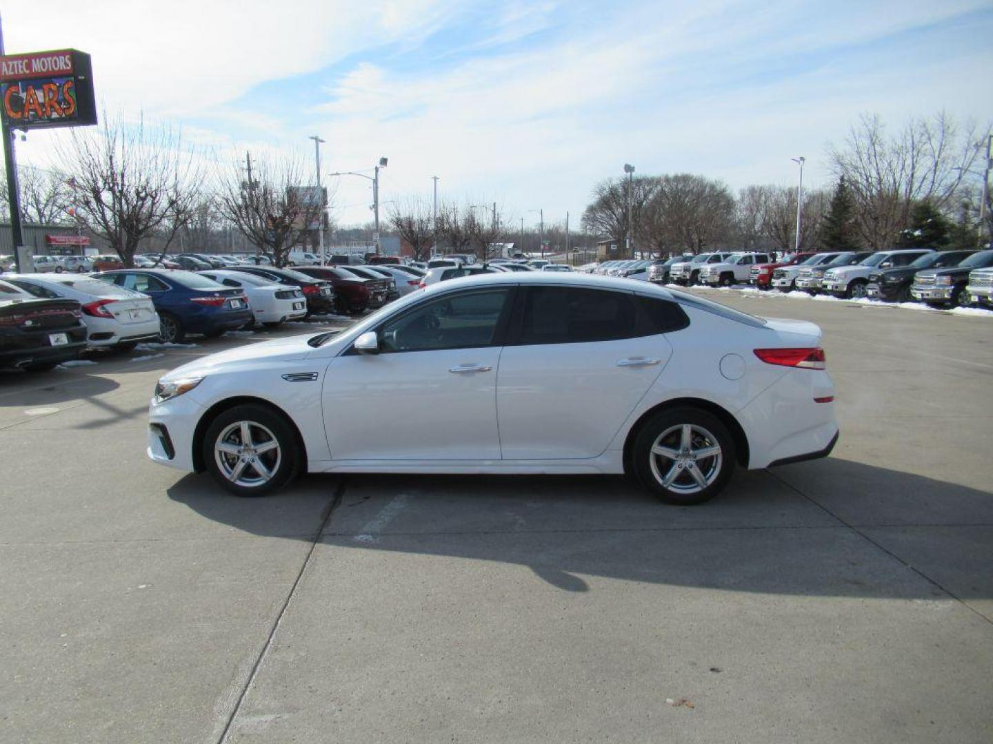 2019 WHITE KIA OPTIMA LX (5XXGT4L31KG) with an 2.4L engine, Automatic transmission, located at 908 SE 14th Street, Des Moines, IA, 50317, (515) 281-0330, 41.580303, -93.597046 - Photo#7