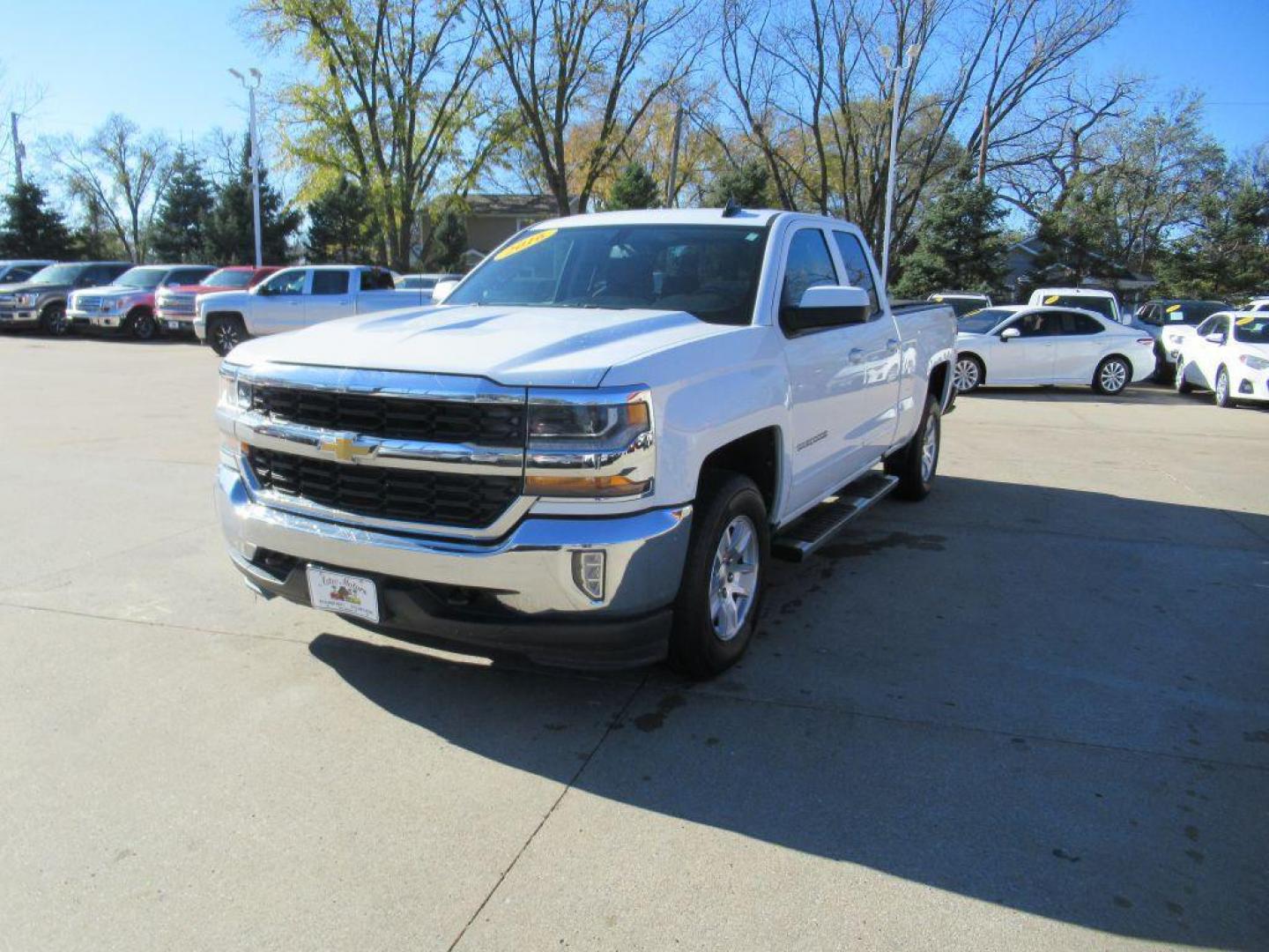 2016 WHITE CHEVROLET SILVERADO 1500 LT (1GCVKREC6GZ) with an 5.3L engine, Automatic transmission, located at 908 SE 14th Street, Des Moines, IA, 50317, (515) 281-0330, 41.580303, -93.597046 - Photo#0