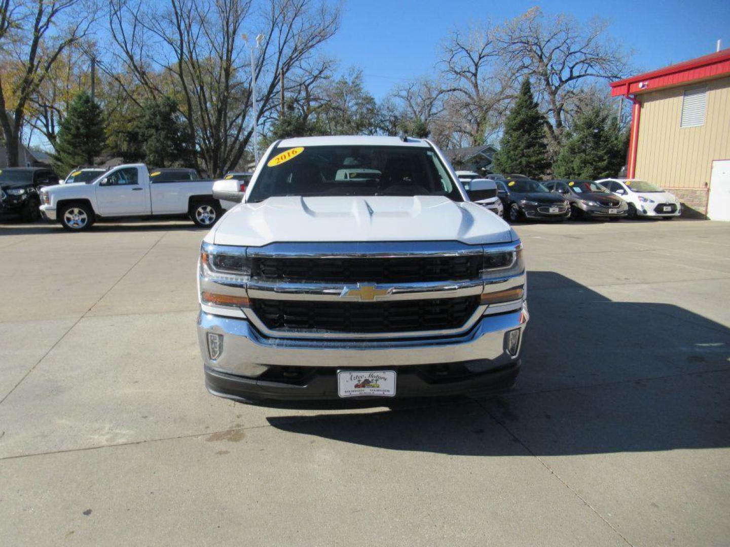 2016 WHITE CHEVROLET SILVERADO 1500 LT (1GCVKREC6GZ) with an 5.3L engine, Automatic transmission, located at 908 SE 14th Street, Des Moines, IA, 50317, (515) 281-0330, 41.580303, -93.597046 - Photo#1