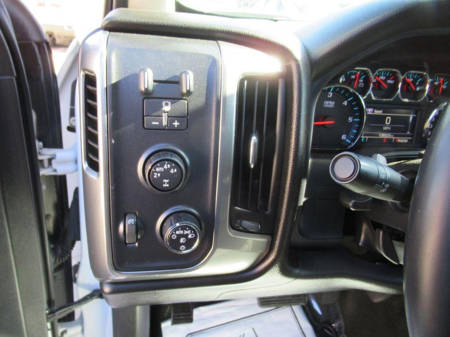 2016 WHITE CHEVROLET SILVERADO 1500 LT (1GCVKREC6GZ) with an 5.3L engine, Automatic transmission, located at 908 SE 14th Street, Des Moines, IA, 50317, (515) 281-0330, 41.580303, -93.597046 - Photo#23