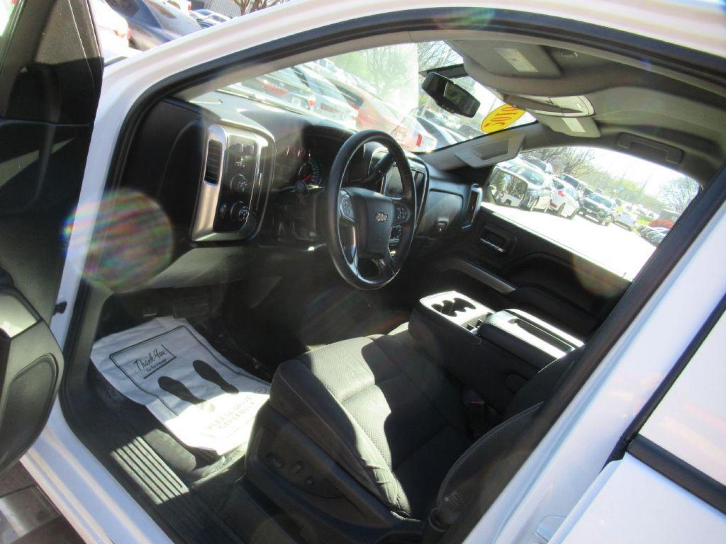 2016 WHITE CHEVROLET SILVERADO 1500 LT (1GCVKREC6GZ) with an 5.3L engine, Automatic transmission, located at 908 SE 14th Street, Des Moines, IA, 50317, (515) 281-0330, 41.580303, -93.597046 - Photo#25