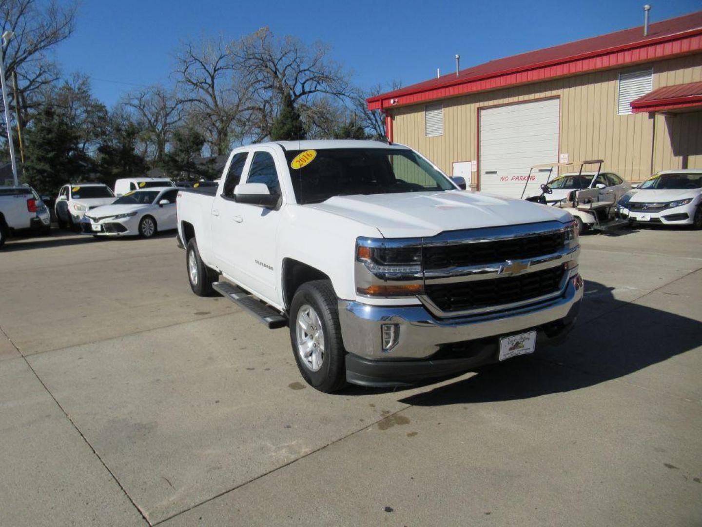 2016 WHITE CHEVROLET SILVERADO 1500 LT (1GCVKREC6GZ) with an 5.3L engine, Automatic transmission, located at 908 SE 14th Street, Des Moines, IA, 50317, (515) 281-0330, 41.580303, -93.597046 - Photo#2