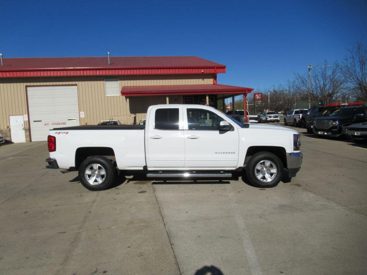 2016 WHITE CHEVROLET SILVERADO 1500 LT (1GCVKREC6GZ) with an 5.3L engine, Automatic transmission, located at 908 SE 14th Street, Des Moines, IA, 50317, (515) 281-0330, 41.580303, -93.597046 - Photo#3