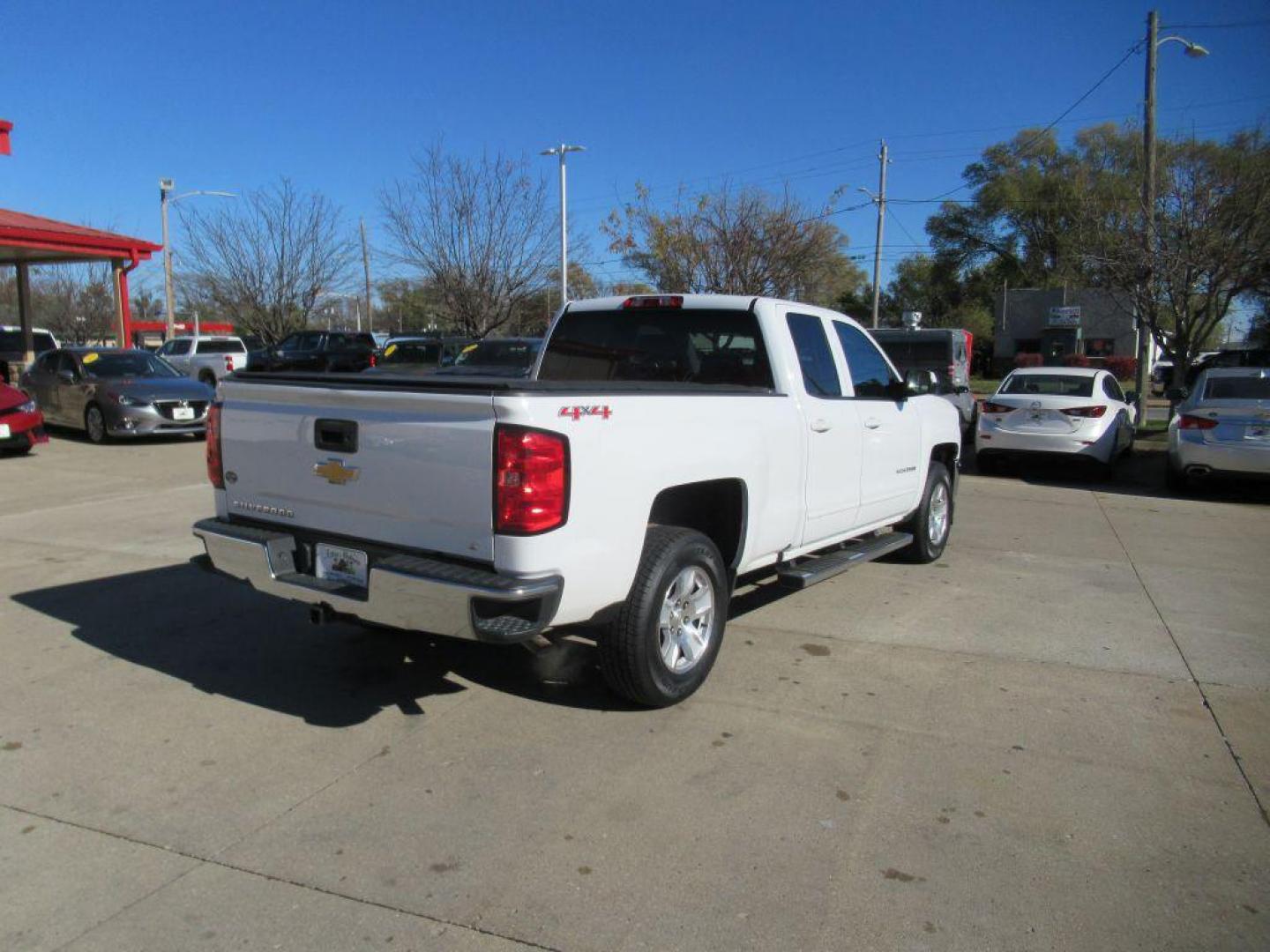 2016 WHITE CHEVROLET SILVERADO 1500 LT (1GCVKREC6GZ) with an 5.3L engine, Automatic transmission, located at 908 SE 14th Street, Des Moines, IA, 50317, (515) 281-0330, 41.580303, -93.597046 - Photo#4