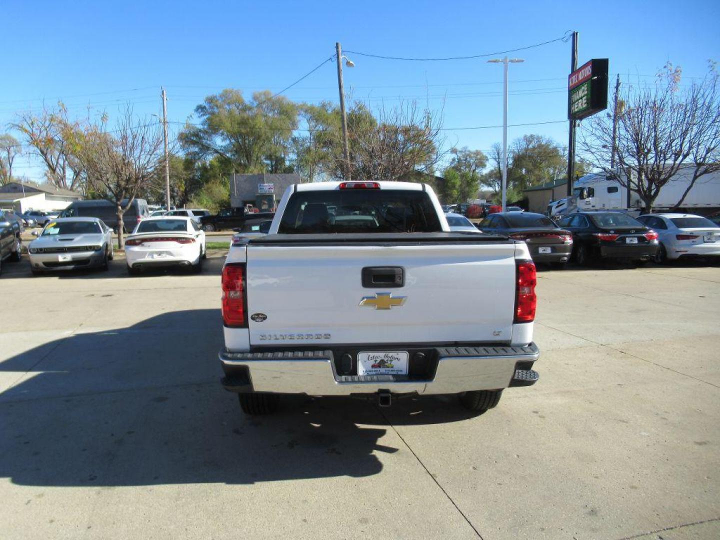 2016 WHITE CHEVROLET SILVERADO 1500 LT (1GCVKREC6GZ) with an 5.3L engine, Automatic transmission, located at 908 SE 14th Street, Des Moines, IA, 50317, (515) 281-0330, 41.580303, -93.597046 - Photo#5