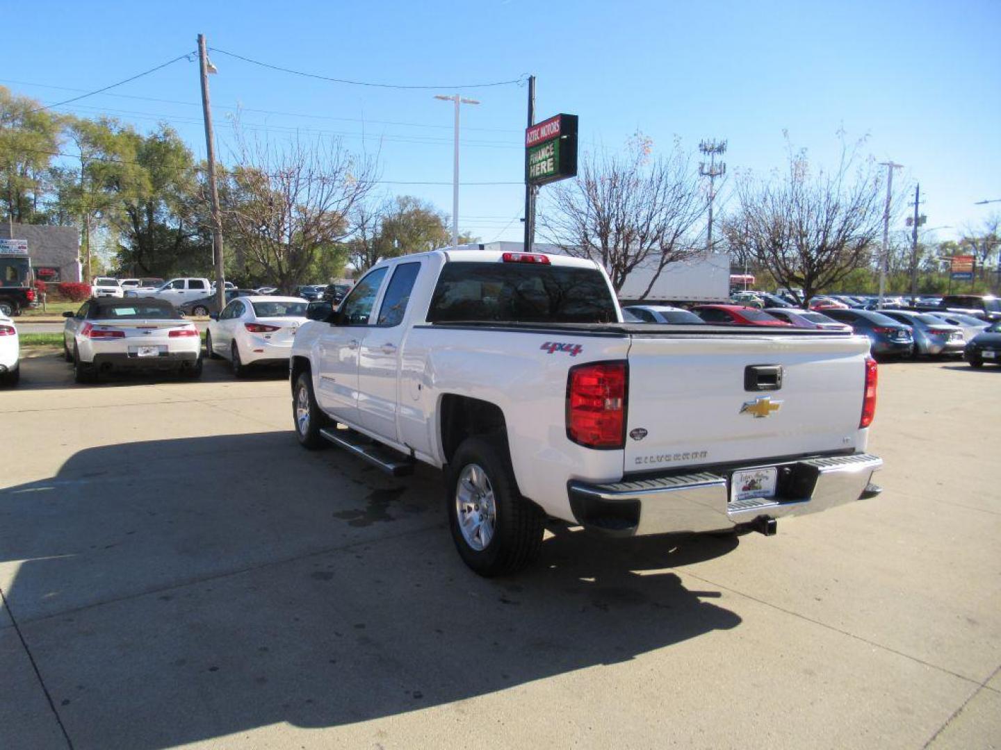 2016 WHITE CHEVROLET SILVERADO 1500 LT (1GCVKREC6GZ) with an 5.3L engine, Automatic transmission, located at 908 SE 14th Street, Des Moines, IA, 50317, (515) 281-0330, 41.580303, -93.597046 - Photo#6