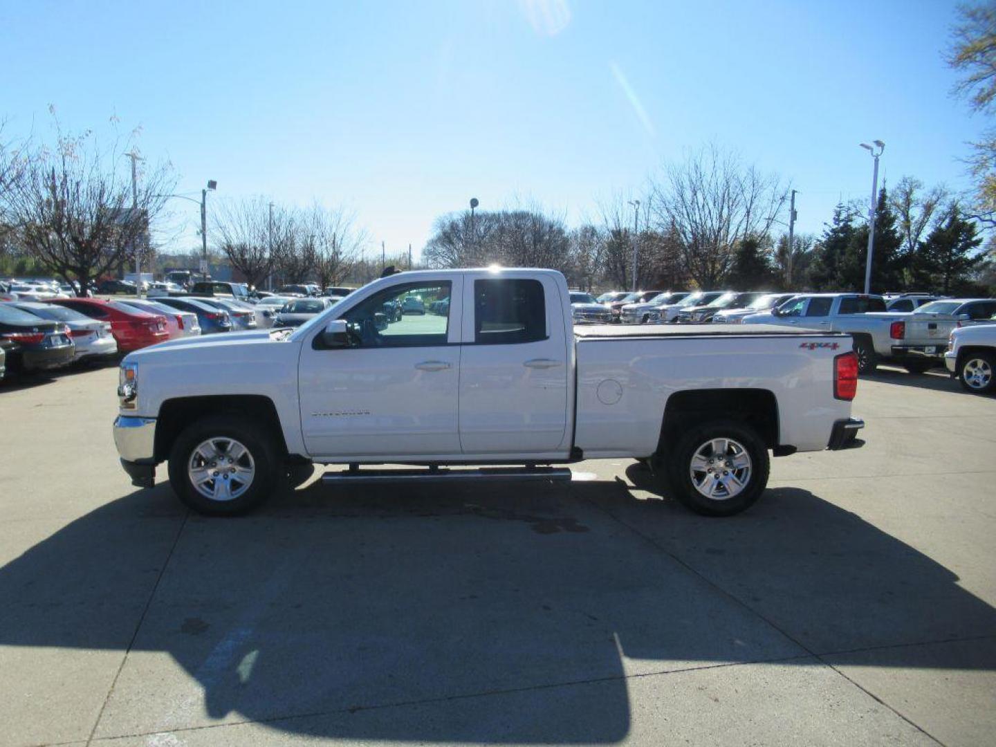 2016 WHITE CHEVROLET SILVERADO 1500 LT (1GCVKREC6GZ) with an 5.3L engine, Automatic transmission, located at 908 SE 14th Street, Des Moines, IA, 50317, (515) 281-0330, 41.580303, -93.597046 - Photo#7