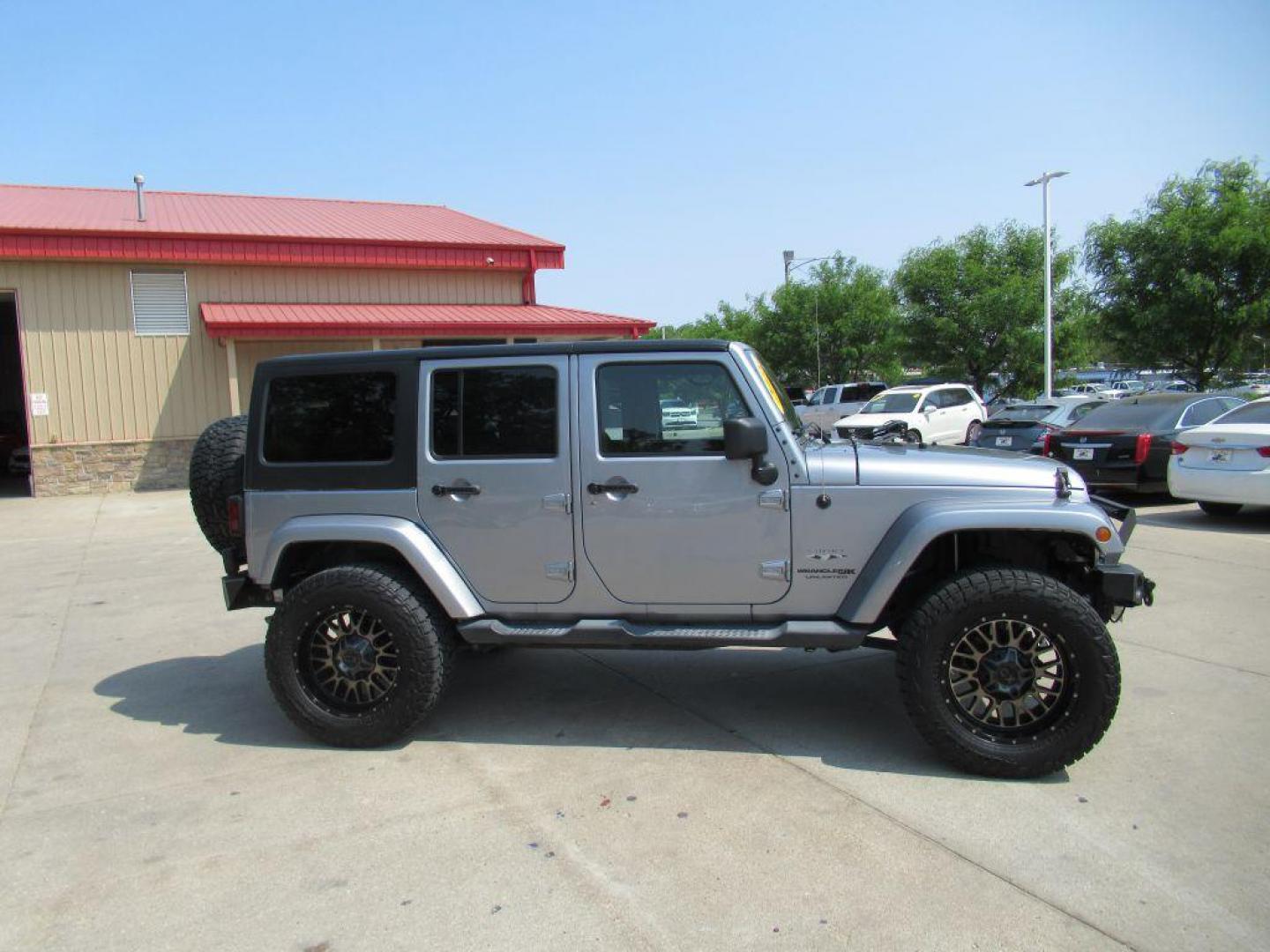 2018 SILVER JEEP WRANGLER UNLIMI SAHARA (1C4BJWEG2JL) with an 3.6L engine, Automatic transmission, located at 908 SE 14th Street, Des Moines, IA, 50317, (515) 281-0330, 41.580303, -93.597046 - Photo#3