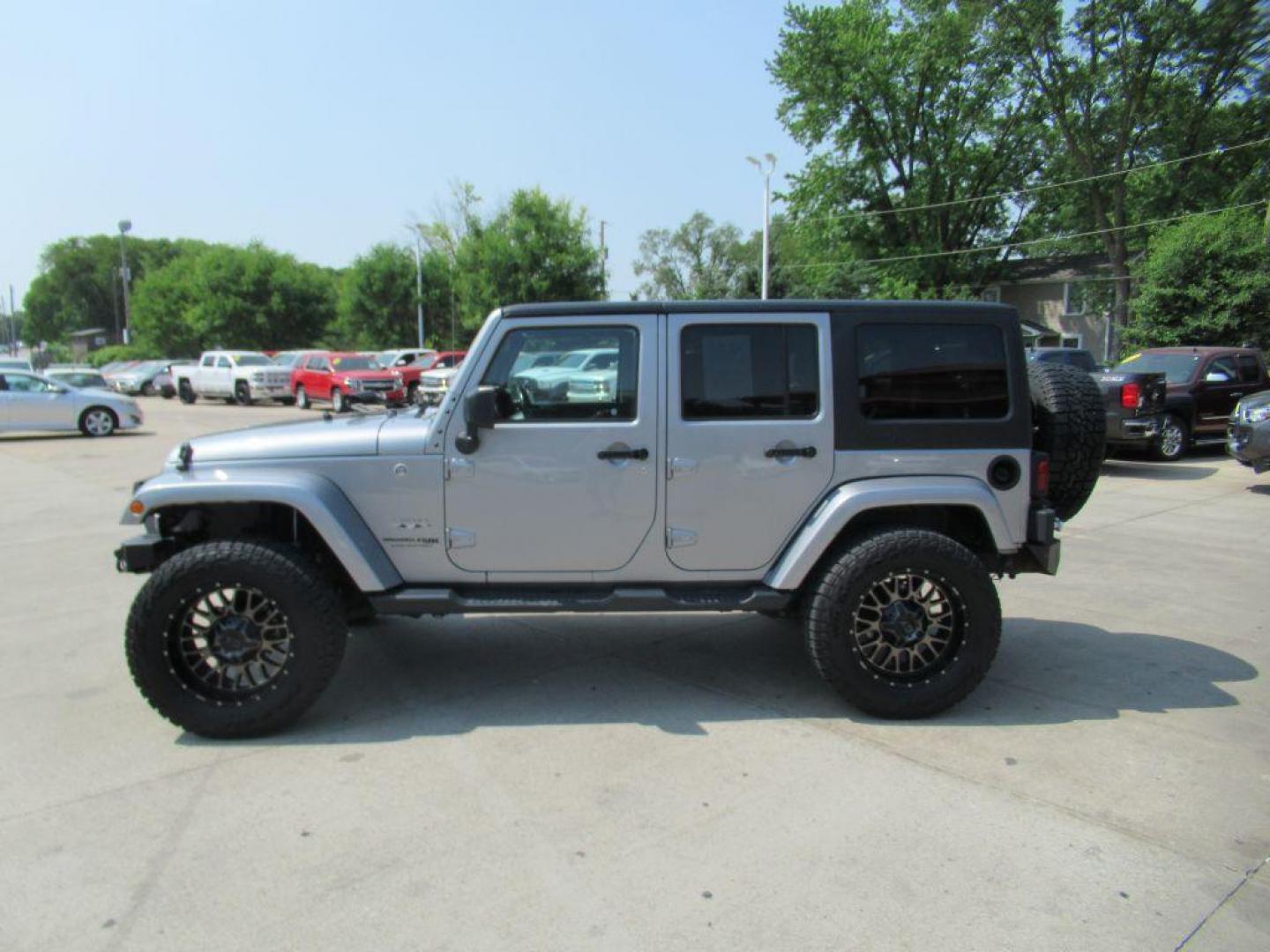 2018 SILVER JEEP WRANGLER UNLIMI SAHARA (1C4BJWEG2JL) with an 3.6L engine, Automatic transmission, located at 908 SE 14th Street, Des Moines, IA, 50317, (515) 281-0330, 41.580303, -93.597046 - Photo#7