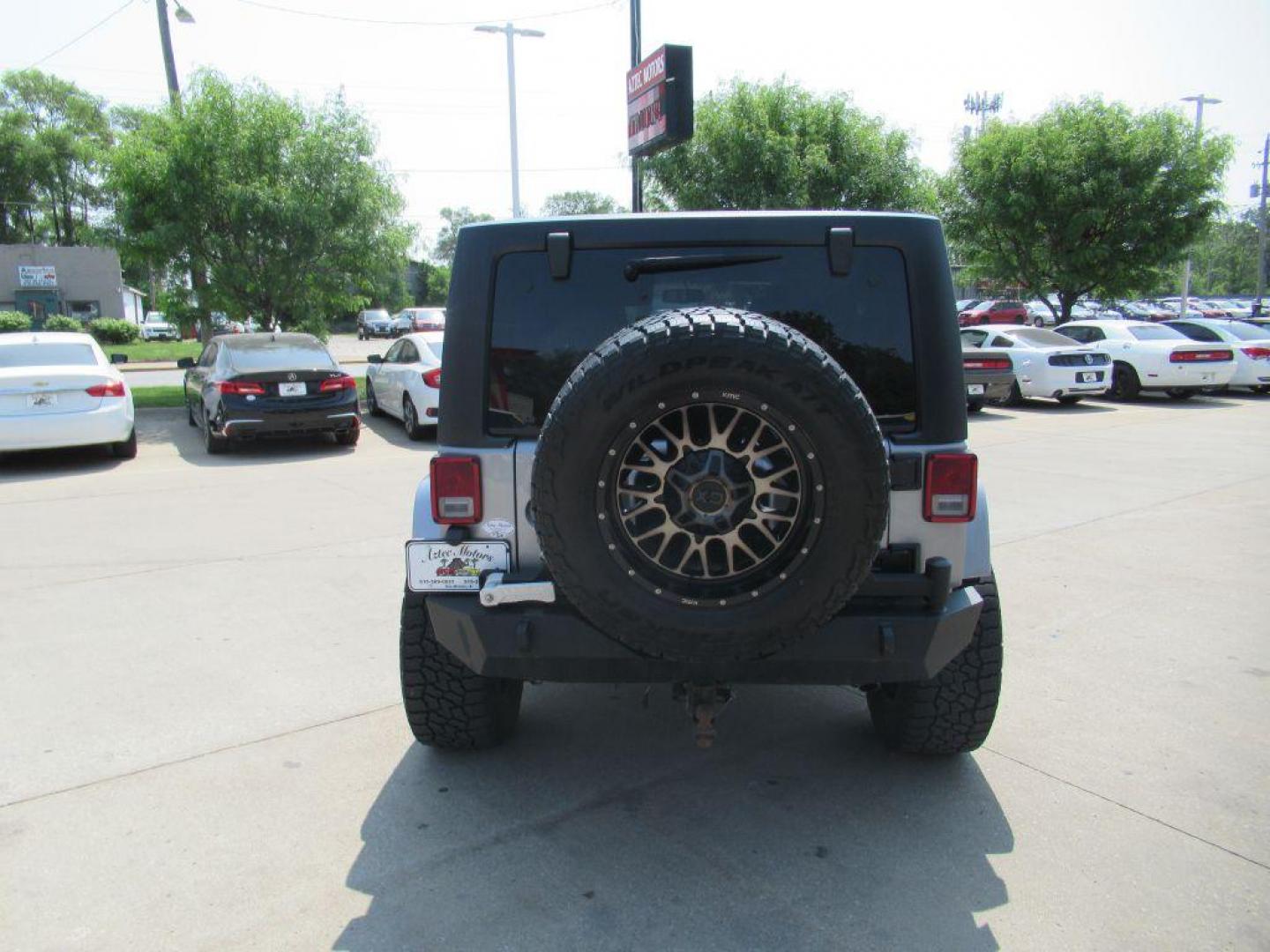 2018 SILVER JEEP WRANGLER UNLIMI SAHARA (1C4BJWEG2JL) with an 3.6L engine, Automatic transmission, located at 908 SE 14th Street, Des Moines, IA, 50317, (515) 281-0330, 41.580303, -93.597046 - Photo#5