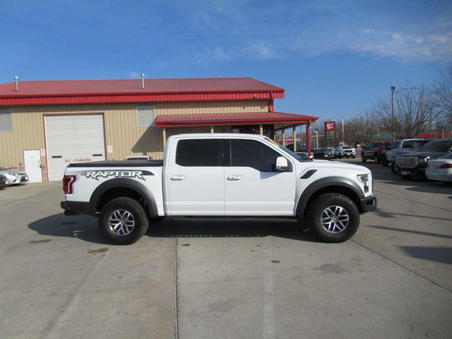 2017 WHITE FORD F150 RAPTOR (1FTFW1RG8HF) with an 3.5L engine, Automatic transmission, located at 908 SE 14th Street, Des Moines, IA, 50317, (515) 281-0330, 41.580303, -93.597046 - Photo#3