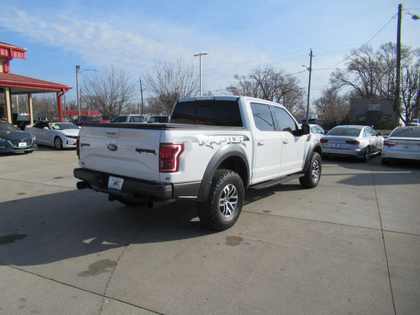 2017 WHITE FORD F150 RAPTOR (1FTFW1RG8HF) with an 3.5L engine, Automatic transmission, located at 908 SE 14th Street, Des Moines, IA, 50317, (515) 281-0330, 41.580303, -93.597046 - Photo#4