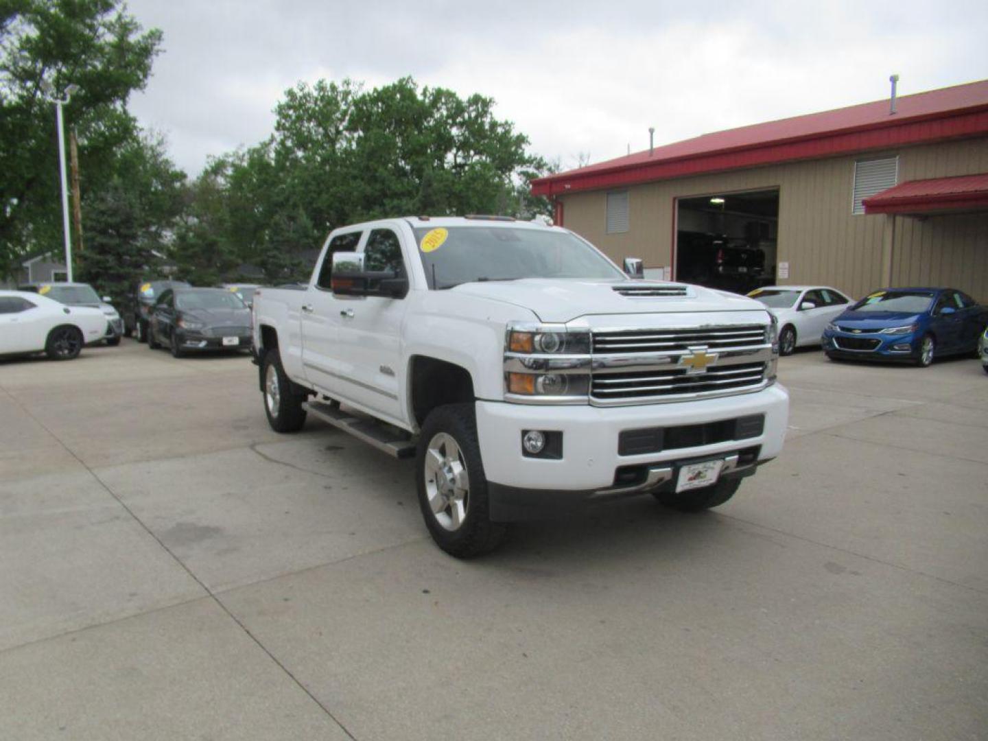 2015 WHITE CHEVROLET SILVERADO 2500 HIGH COUNTRY (1GC1KXE89FF) with an 6.6L engine, Automatic transmission, located at 908 SE 14th Street, Des Moines, IA, 50317, (515) 281-0330, 41.580303, -93.597046 - Photo#2