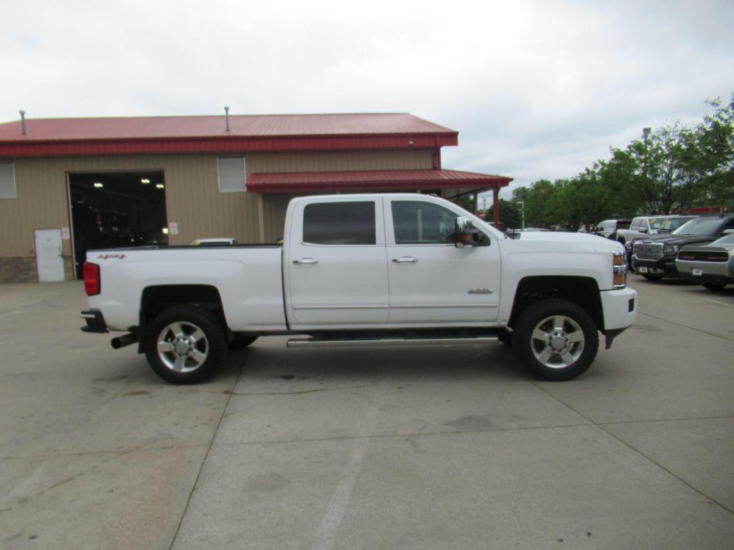 2015 WHITE CHEVROLET SILVERADO 2500 HIGH COUNTRY (1GC1KXE89FF) with an 6.6L engine, Automatic transmission, located at 908 SE 14th Street, Des Moines, IA, 50317, (515) 281-0330, 41.580303, -93.597046 - Photo#3