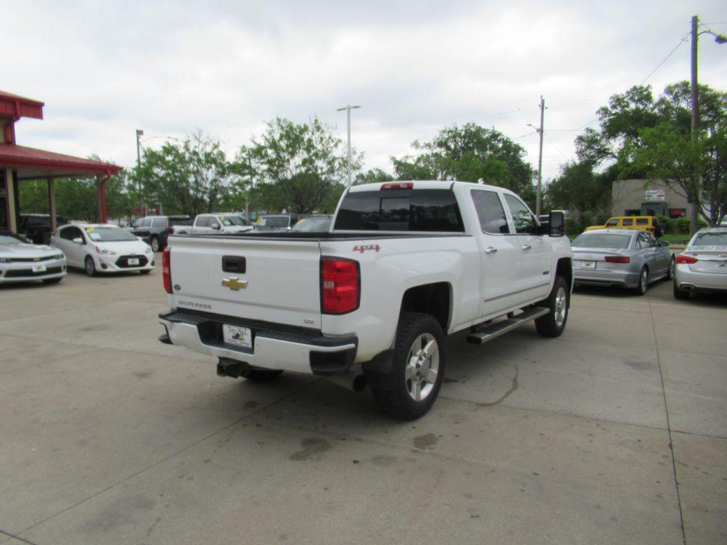 2015 WHITE CHEVROLET SILVERADO 2500 HIGH COUNTRY (1GC1KXE89FF) with an 6.6L engine, Automatic transmission, located at 908 SE 14th Street, Des Moines, IA, 50317, (515) 281-0330, 41.580303, -93.597046 - Photo#4