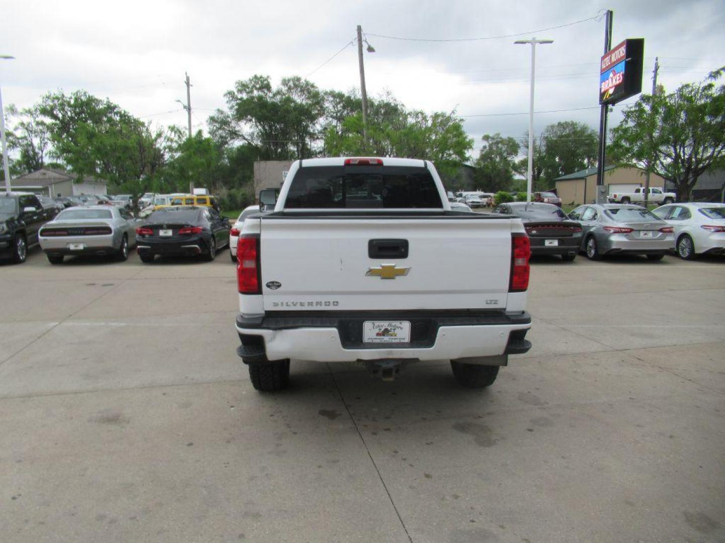 2015 WHITE CHEVROLET SILVERADO 2500 HIGH COUNTRY (1GC1KXE89FF) with an 6.6L engine, Automatic transmission, located at 908 SE 14th Street, Des Moines, IA, 50317, (515) 281-0330, 41.580303, -93.597046 - Photo#5