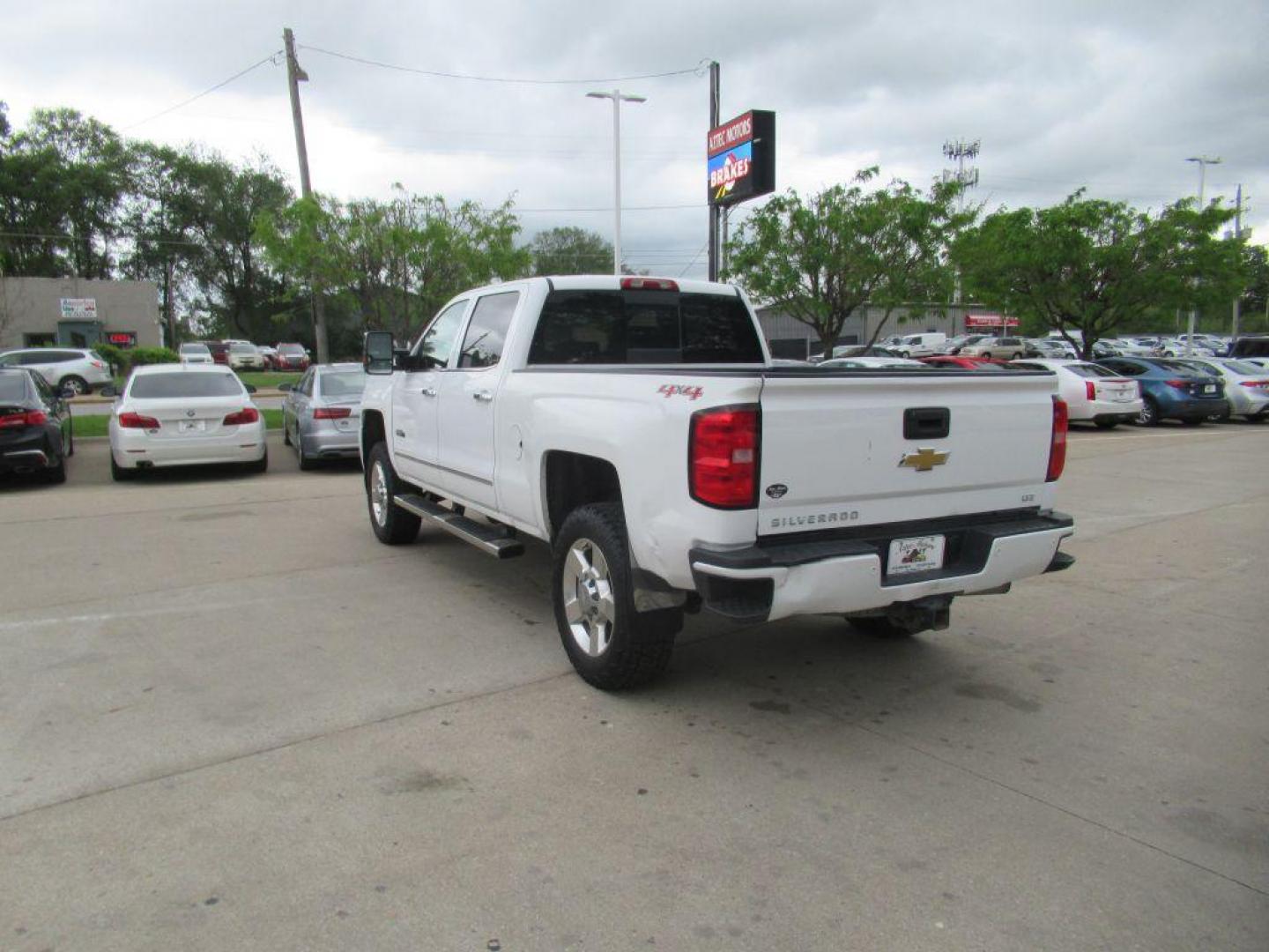 2015 WHITE CHEVROLET SILVERADO 2500 HIGH COUNTRY (1GC1KXE89FF) with an 6.6L engine, Automatic transmission, located at 908 SE 14th Street, Des Moines, IA, 50317, (515) 281-0330, 41.580303, -93.597046 - Photo#6