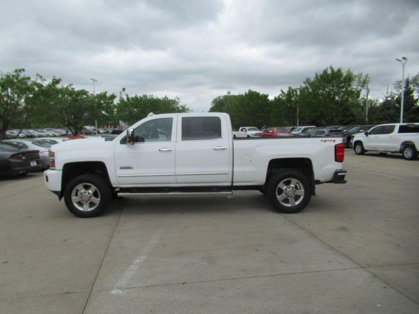 2015 WHITE CHEVROLET SILVERADO 2500 HIGH COUNTRY (1GC1KXE89FF) with an 6.6L engine, Automatic transmission, located at 908 SE 14th Street, Des Moines, IA, 50317, (515) 281-0330, 41.580303, -93.597046 - Photo#7